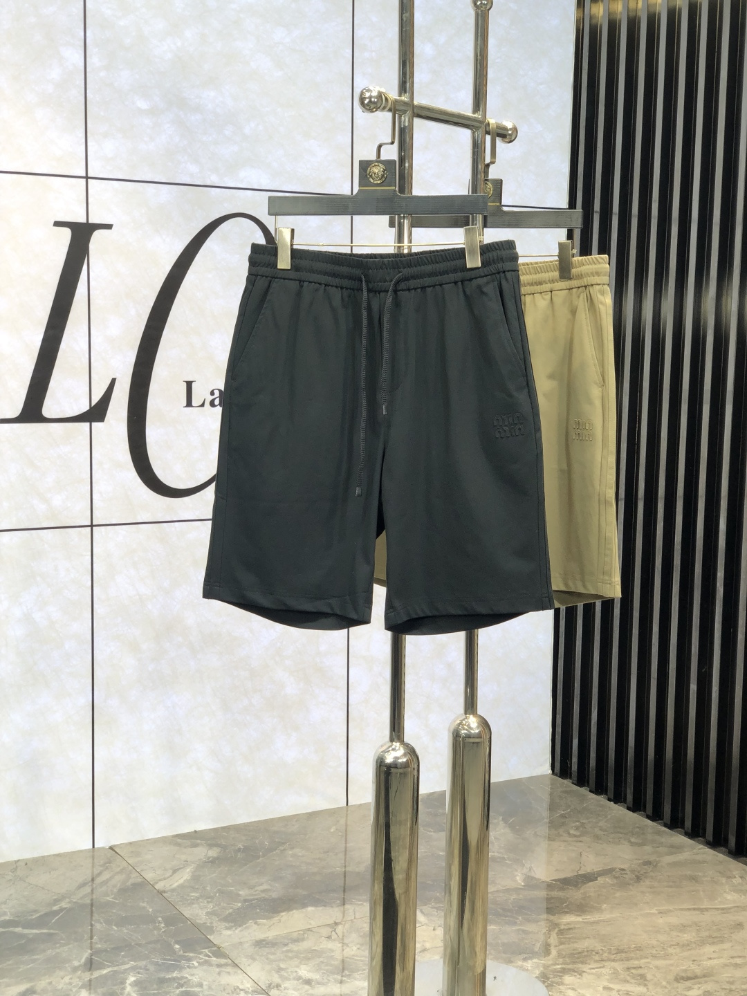 NO:119927,.miumiu. Wear 200 catties. New products for spring and summer 2025. Customized high-quality fashionable casual pants. Super versatile style. Exclusive customization-imported high-end high-density cotton fabric, d4 close-fitting and comfortable, super beautiful style, upper body makes legs look slender, inner and lined impeccable, you can attend any occasion, again emphasize that the fabric is very, very classy! First-class workmanship and texture! The details are exquisite and exquisite, and quite ingenious! Number of codes: m-4xL.m wear 28.29, miumiu, alexander wang19860909.miumiu.穿200斤.2025春夏新品.订制高品质时尚休闲裤.超级百搭款.独家定制-进口高端高密度精棉面料,d4贴身舒适,超靓版型、上身显腿修长,內里,走线都无可挑剔,任何场合都可出席,再次强调面料非常非常显档次！做工、质感一流！细节精致考究,颇具匠心！ 码数:m-4xL.m穿28.29,,miumiu,alexander wang,Men's clothing