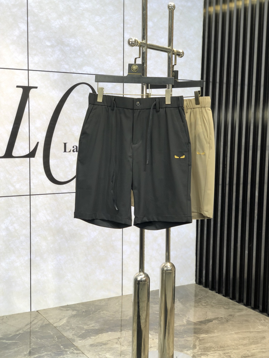 NO:119930,.Fendi. Wear 200 catties. New products for spring and summer 2025. Customized high-quality fashionable casual pants. Super versatile style. Exclusive customization-imported high-end high-density cotton fabric, d4 close-fitting and comfortable, super beautiful style, upper body makes legs look slender, inner and lined, you can attend any occasion, again emphasize that the fabric is very, very classy! First-class workmanship and texture! The details are exquisite and exquisite, and quite ingenious! Number of codes: m-4xL.m wear 28.29, fendi, alexander wang19860909.芬迪.穿200斤.2025春夏新品.订制高品质时尚休闲裤.超级百搭款.独家定制-进口高端高密度精棉面料,d4贴身舒适,超靓版型、上身显腿修长,內里,走线都无可挑剔,任何场合都可出席,再次强调面料非常非常显档次！做工、质感一流！细节精致考究,颇具匠心！ 码数:m-4xL.m穿28.29,,fendi,alexander wang,Men's clothing