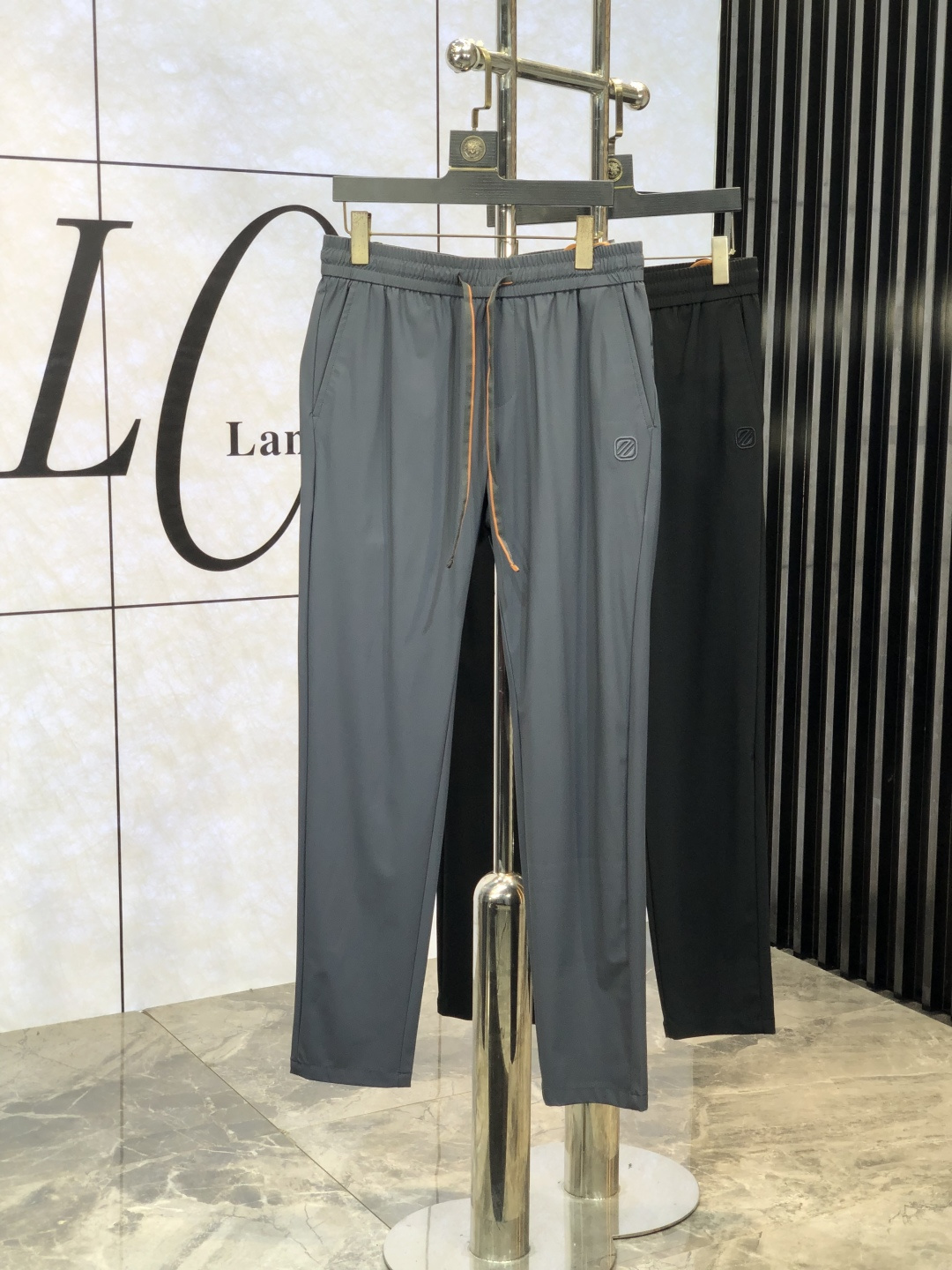 NO:119920,.Jenia. New spring and summer products of 2025. Customized high-quality fashionable casual pants. Super versatile style. Exclusive customization-imported high-end high-density cotton fabric, d4 close-fitting and comfortable, super beautiful style, upper body makes legs look slender, inner and lined, you can attend any occasion, and once again emphasize that the fabric is very, very classy! First-class workmanship and texture! The details are exquisite and exquisite, and quite ingenious! Number of codes: 30-38, zegna,alexander wang19860909.杰尼亚.2025春夏新品.订制高品质时尚休闲裤.超级百搭款.独家定制-进口高端高密度精棉面料,d4贴身舒适,超靓版型、上身显腿修长,內里,走线都无可挑剔,任何场合都可出席,再次强调面料非常非常显档次！做工、质感一流！细节精致考究,颇具匠心！ 码数:30-38,,zegna,alexander wang,Men's clothing