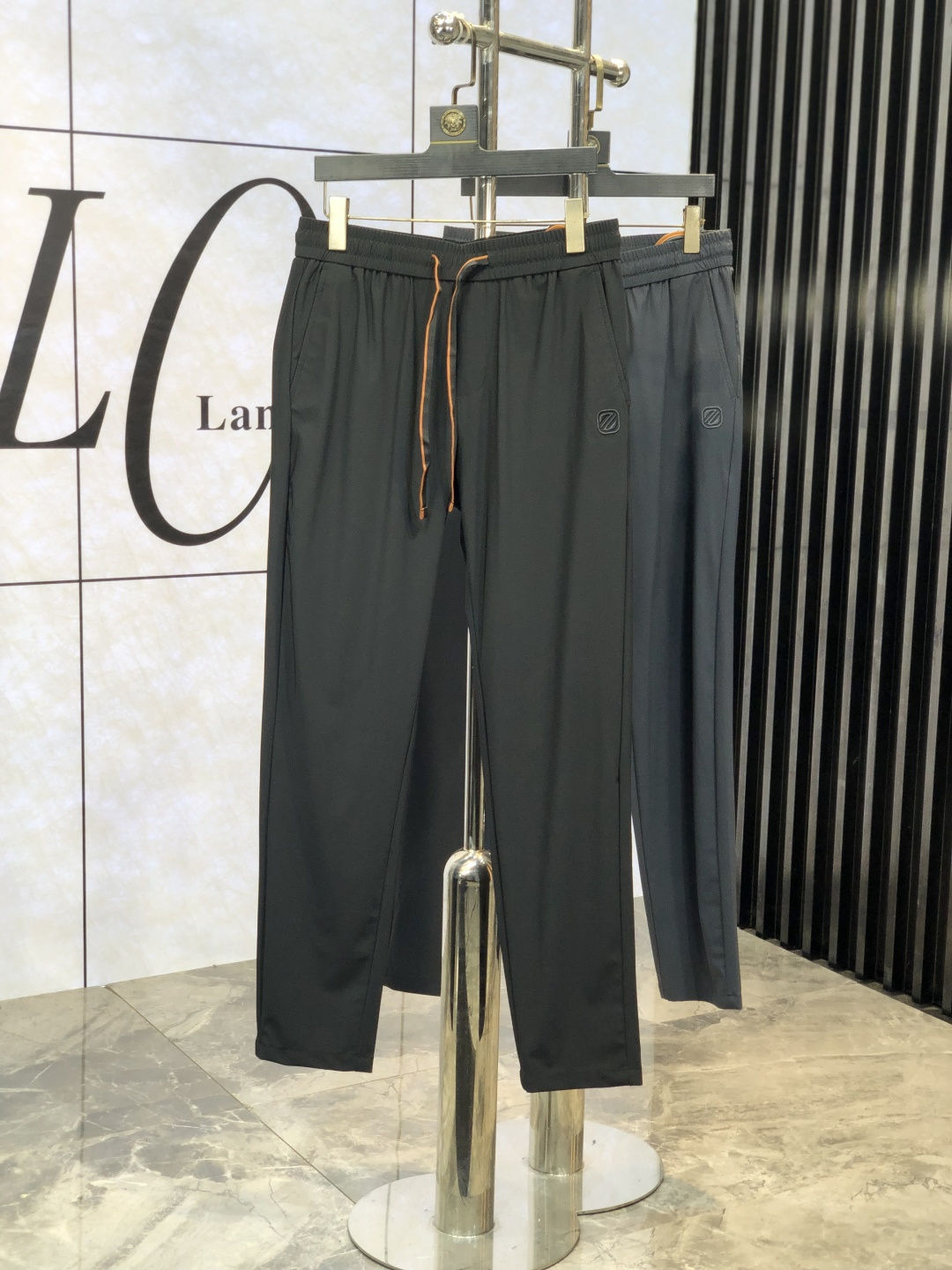 NO:119923,.Jenia . New spring and summer products of 2025. Customized high-quality fashionable casual pants. Super versatile style. Exclusive customization - imported high-end high-density cotton fabric, d4 close-fitting and comfortable, super beautiful style, upper body makes legs look slender, inner and lined impeccable, you can attend any occasion, again emphasize that the fabric is very, very classy! First-class workmanship and texture! The details are exquisite and exquisite, and quite ingenious! Number of codes: 30-38, zegna,alexander wang19860909.杰尼亚 .2025春夏新品.订制高品质时尚休闲裤.超级百搭款.独家定制-进口高端高密度精棉面料,d4贴身舒适,超靓版型、上身显腿修长,內里,走线都无可挑剔,任何场合都可出席,再次强调面料非常非常显档次！做工、质感一流！细节精致考究,颇具匠心！ 码数:30-38,,zegna,alexander wang,Men's clothing