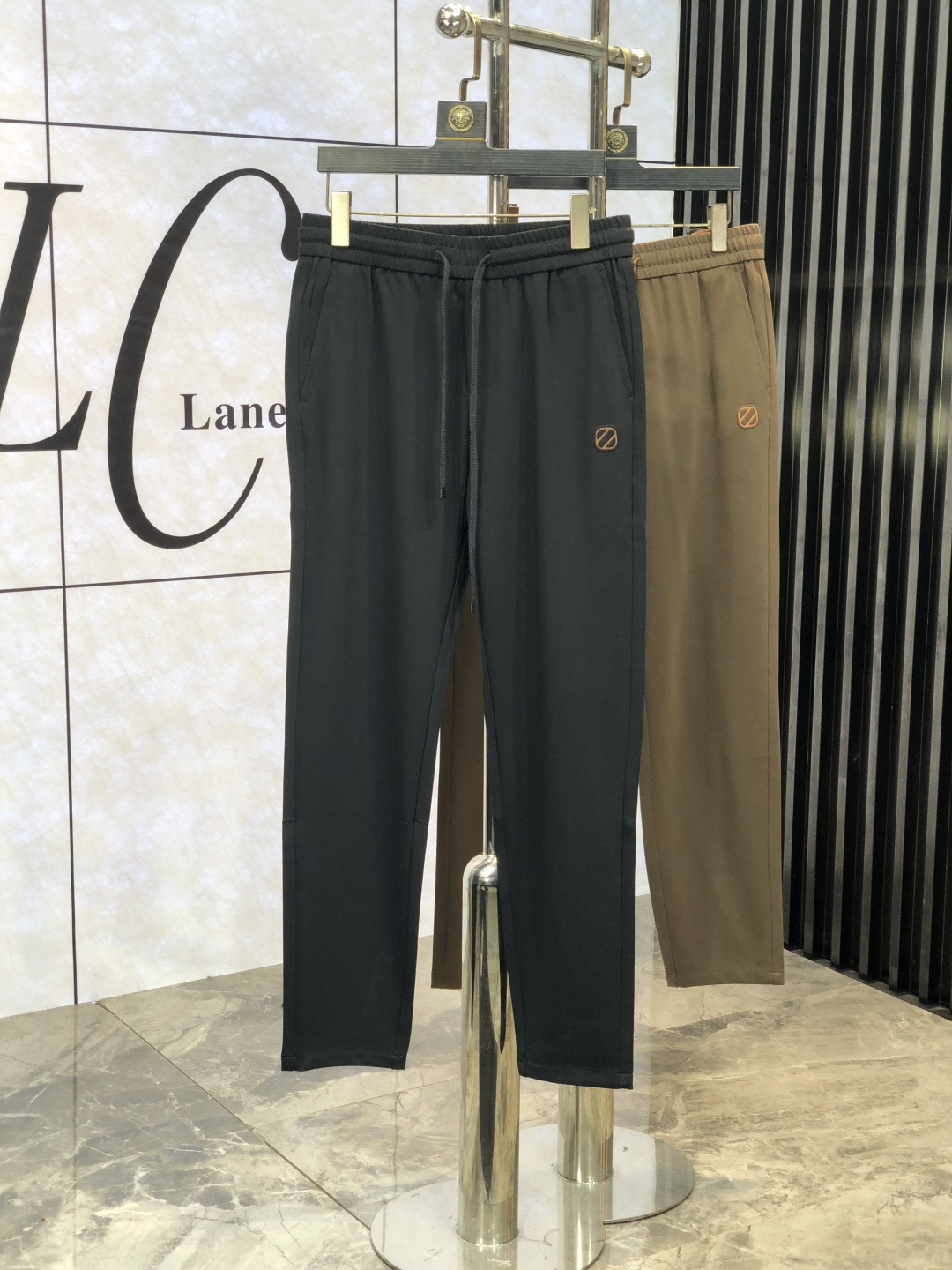 NO:121268,.Jenia. New spring and summer products of 2025. Customized high-quality fashionable casual pants. Super versatile style. Exclusive customization-imported high-end high-density cotton fabric, d4 close-fitting and comfortable, super beautiful style, upper body makes legs look slender, inner and lined, you can attend any occasion, and once again emphasize that the fabric is very, very classy! First-class workmanship and texture! The details are exquisite and exquisite, and quite ingenious! Number of codes: 30-38., zegna,alexander wang19860909.杰尼亚.2025春夏新品.订制高品质时尚休闲裤.超级百搭款.独家定制-进口高端高密度精棉面料,d4贴身舒适,超靓版型、上身显腿修长,內里,走线都无可挑剔,任何场合都可出席,再次强调面料非常非常显档次！做工、质感一流！细节精致考究,颇具匠心！ 码数:30-38.,,zegna,alexander wang,Men's clothing