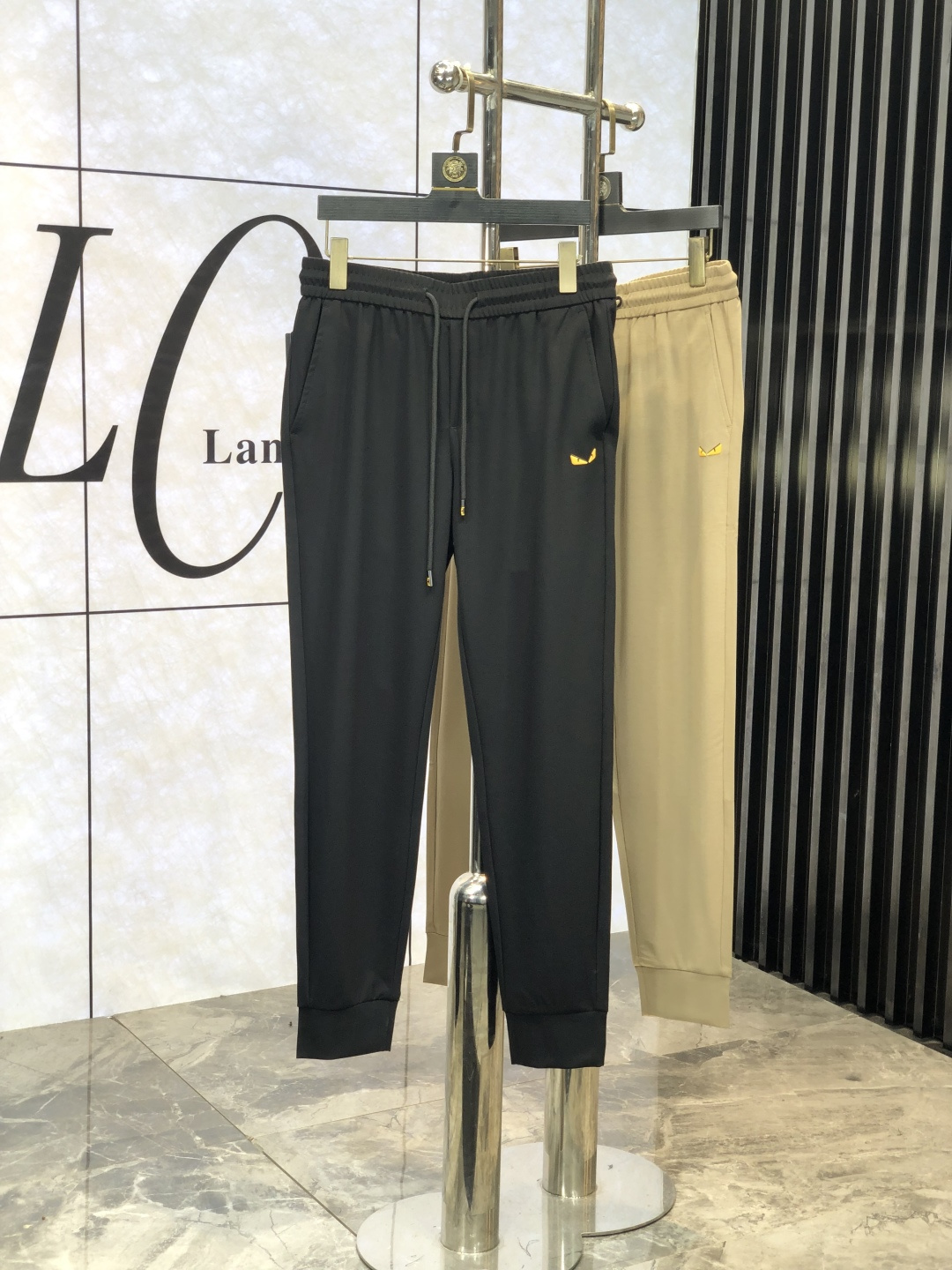 NO:121271,.Fendi. New spring and summer products of 2025. Customized high-quality fashionable casual pants. Super versatile style. Exclusive customization-imported high-end high-density cotton fabric, d4 close-fitting and comfortable, super beautiful style, upper body makes legs look slender, inner and lined impeccable, you can attend any occasion, again emphasize that the fabric is very, very classy! First-class workmanship and texture! The details are exquisite and exquisite, and quite ingenious! Number of codes: 30-38.,,fendi,alexander wang19860909.芬迪.2025春夏新品.订制高品质时尚休闲裤.超级百搭款.独家定制-进口高端高密度精棉面料,d4贴身舒适,超靓版型、上身显腿修长,內里,走线都无可挑剔,任何场合都可出席,再次强调面料非常非常显档次！做工、质感一流！细节精致考究,颇具匠心！ 码数:30-38.,,fendi,alexander wang,Men's clothing