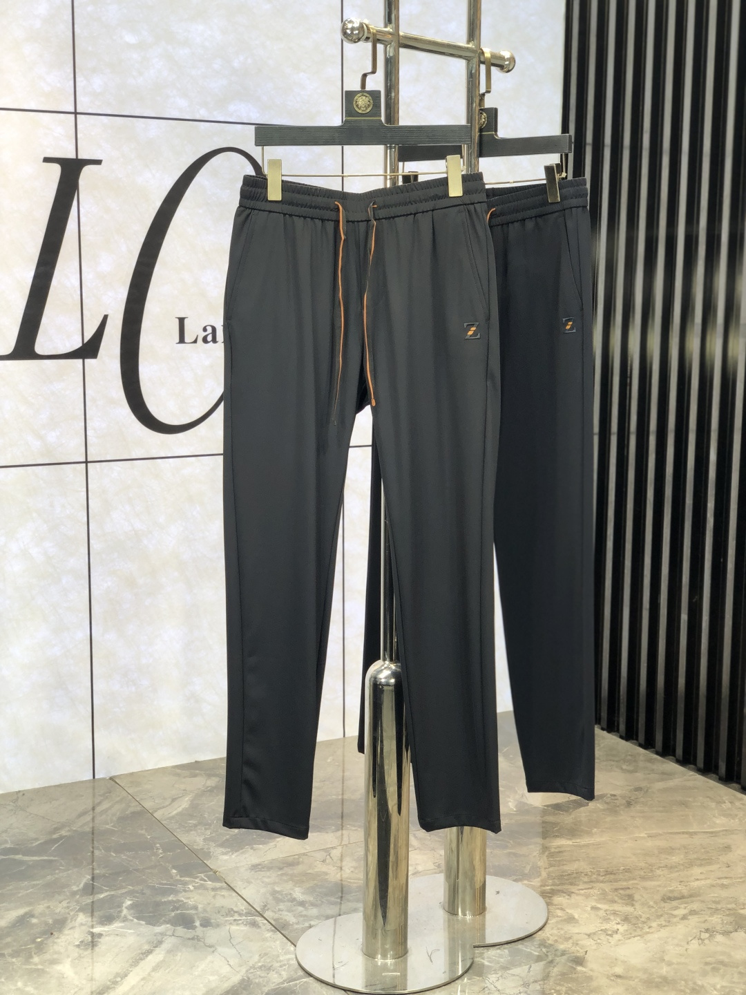 NO:121274,.Jenia. New spring and summer products of 2025. Customized high-quality fashionable casual pants. Super versatile style. Exclusive customization-imported high-end high-density cotton fabric, d4 close-fitting and comfortable, super beautiful style, upper body makes legs look slender, inner and lined, you can attend any occasion, and once again emphasize that the fabric is very, very classy! First-class workmanship and texture! The details are exquisite and exquisite, and quite ingenious! Number of codes: 30-38., zegna,alexander wang19860909.杰尼亚.2025春夏新品.订制高品质时尚休闲裤.超级百搭款.独家定制-进口高端高密度精棉面料,d4贴身舒适,超靓版型、上身显腿修长,內里,走线都无可挑剔,任何场合都可出席,再次强调面料非常非常显档次！做工、质感一流！细节精致考究,颇具匠心！ 码数:30-38.,,zegna,alexander wang,Men's clothing