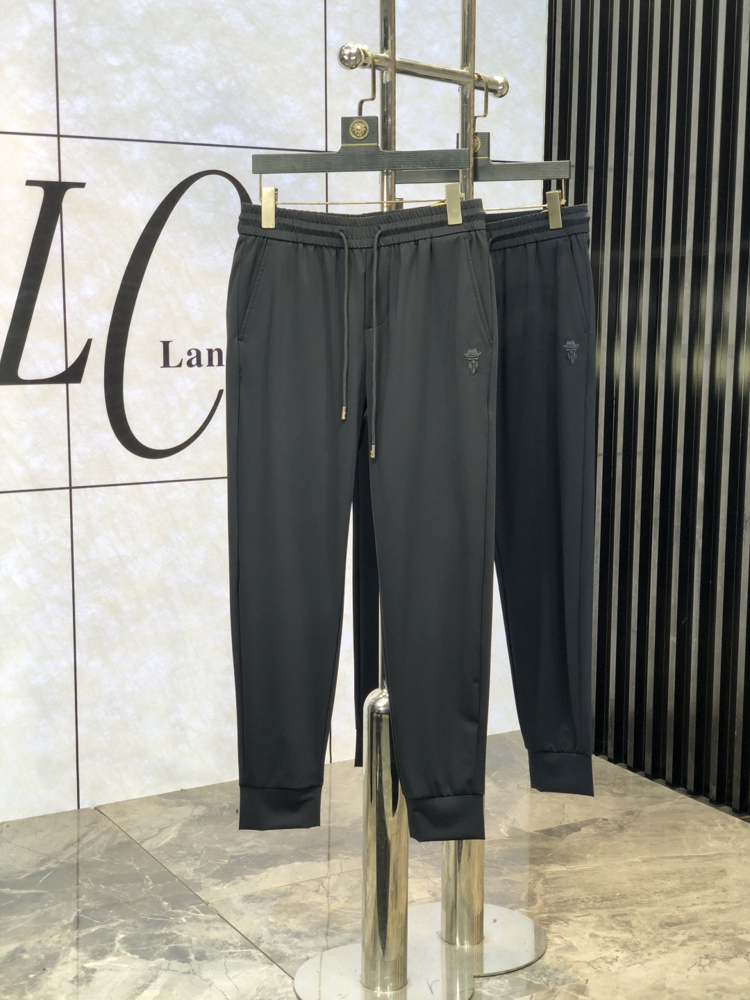 NO:121277,.Fendi. New spring and summer products of 2025. Customized high-quality fashionable casual pants. Super versatile style. Exclusive customization-imported high-end high-density cotton fabric, d4 close-fitting and comfortable, super beautiful style, upper body makes legs look slender, inner and lined impeccable, you can attend any occasion, again emphasize that the fabric is very, very classy! First-class workmanship and texture! The details are exquisite and exquisite, and quite ingenious! Number of codes: 30-38.,,fendi,alexander wang19860909.芬迪.2025春夏新品.订制高品质时尚休闲裤.超级百搭款.独家定制-进口高端高密度精棉面料,d4贴身舒适,超靓版型、上身显腿修长,內里,走线都无可挑剔,任何场合都可出席,再次强调面料非常非常显档次！做工、质感一流！细节精致考究,颇具匠心！ 码数:30-38.,,fendi,alexander wang,Men's clothing