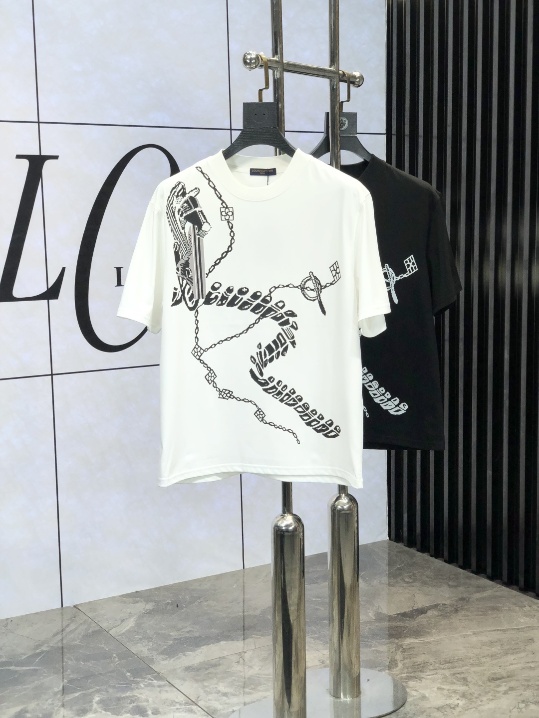 NO:121280,LV 2025 spring and summer new product, fashionable round neck short sleeve high-end custom versatile style!  More practical, anyone can easily control it. It is made of European cotton pure cotton fabric, luxurious and classic brand logo design, w is very high-end and must-have if you understand the goods!  The style cut is a slim fit. 6 is very exquisite, showing aura and highlighting the exquisiteness of business men. This is the uniqueness. The right slim fit, and the upper body effect is very good. Size M-3XL m wears 175/130.,,louis vuitton, T-shirt, alexander wang19860909LV 2025春夏新品时尚圆领短袖高级定制百搭款式！更有实用感 任何人都可以轻松驾驭 采用欧棉纯棉面料制作,奢华经典品牌logo设计,w非常显档次懂货的必须入！版型剪裁属于修身款 6非常精致,显气场,又会凸显商务男士的精致,这就是独到之处,恰到好处的修身,上身效果非常赞.尺码M-3XL m穿175/130.,,louis vuitton,T-shirt,alexander wang,Men's clothing