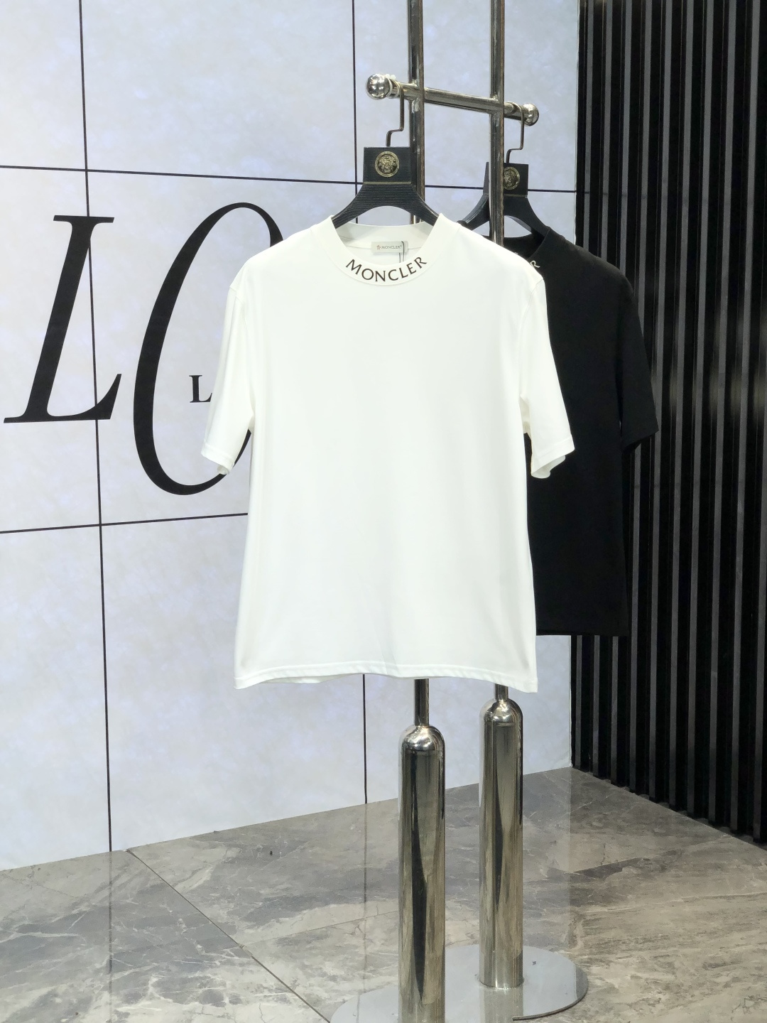 NO:121283,The 2025 spring and summer new product is fashionable round neck short sleeve high-end custom versatile style!  More practical, anyone can easily control it. It is made of European cotton pure cotton fabric, luxurious and classic brand logo design, w is very high-end and must-have if you understand the goods!  The style cut is a slim fit. 6 is very exquisite, showing aura and highlighting the exquisiteness of business men. This is the unique feature. The right slim fit, and the upper body effect is very good. Size M-3XL m wears 175/130., Moncler, T-shirt, alexander wang19860909蒙口.2025春夏新品时尚圆领短袖高级定制百搭款式！更有实用感 任何人都可以轻松驾驭 采用欧棉纯棉面料制作,奢华经典品牌logo设计,w非常显档次懂货的必须入！版型剪裁属于修身款 6非常精致,显气场,又会凸显商务男士的精致,这就是独到之处,恰到好处的修身,上身效果非常赞.尺码M-3XL m穿175/130.,,Moncler,T-shirt,alexander wang,Men's clothing