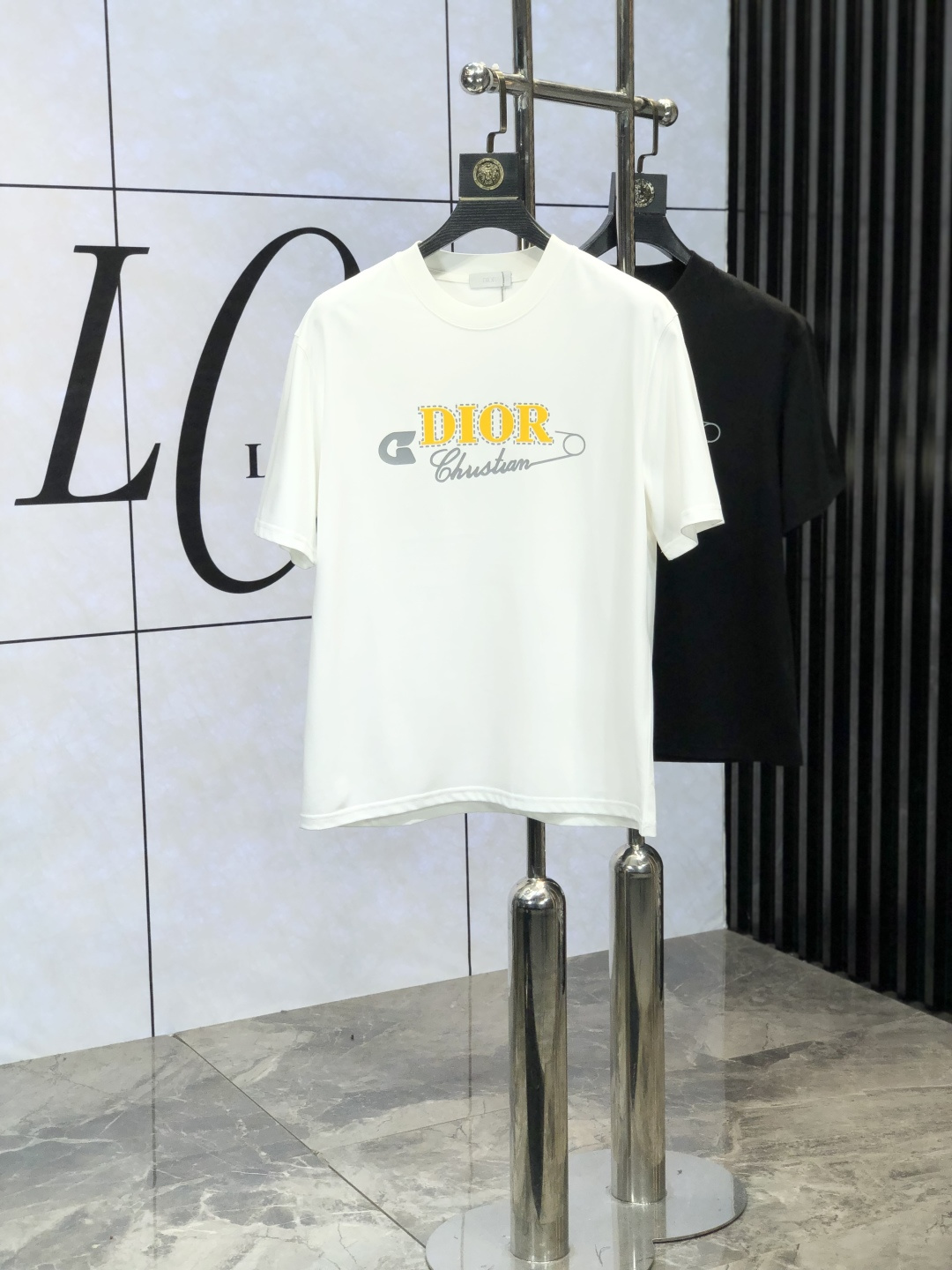 NO:121286,Dior.2025 spring and summer new product fashionable round neck short sleeve high-end custom versatile style!  More practical, anyone can easily control it. It is made of European cotton pure cotton fabric, luxurious and classic brand logo design, w is very high-end and must-have if you understand the goods!  The style cut is a slim fit. 6 is very exquisite, showing aura and highlighting the exquisiteness of business men. This is the uniqueness. The right slim fit is very good, and the upper body effect is very good. Size M-3XL m wears 175/130.,dior,T-shirt,alexander wang19860909Dior.2025春夏新品时尚圆领短袖高级定制百搭款式！更有实用感 任何人都可以轻松驾驭 采用欧棉纯棉面料制作,奢华经典品牌logo设计,w非常显档次懂货的必须入！版型剪裁属于修身款 6非常精致,显气场,又会凸显商务男士的精致,这就是独到之处,恰到好处的修身,上身效果非常赞.尺码M-3XL m穿175/130.,,dior,T-shirt,alexander wang,Men's clothing