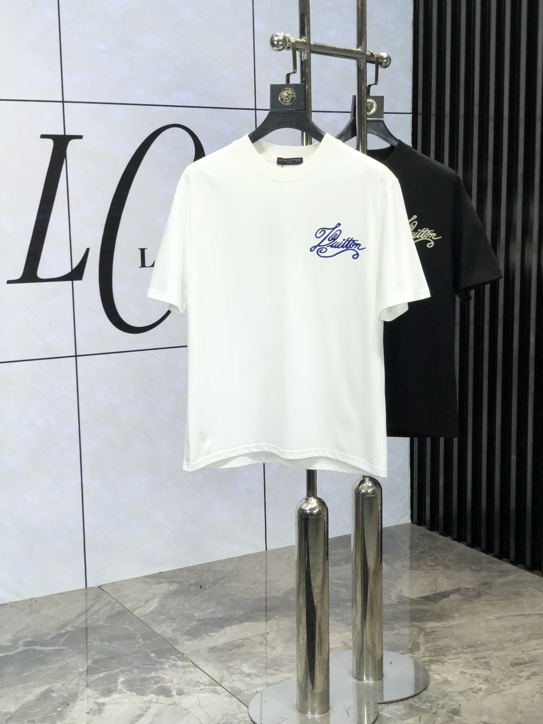 NO:121289,Lv.2025 spring and summer new product fashionable round neck short sleeve high-end custom versatile style!  More practical, anyone can easily control it. It is made of European cotton pure cotton fabric, luxurious and classic brand logo design, w is very high-end and must-have if you understand the goods!  The style cut is a slim fit. 6 is very exquisite, showing aura and highlighting the exquisiteness of business men. This is the uniqueness. The right slim fit, and the upper body effect is very good. Size M-3XL m wears 175/130.,,louis vuitton, T-shirt, alexander wang19860909Lv.2025春夏新品时尚圆领短袖高级定制百搭款式！更有实用感 任何人都可以轻松驾驭 采用欧棉纯棉面料制作,奢华经典品牌logo设计,w非常显档次懂货的必须入！版型剪裁属于修身款 6非常精致,显气场,又会凸显商务男士的精致,这就是独到之处,恰到好处的修身,上身效果非常赞.尺码M-3XL m穿175/130.,,louis vuitton,T-shirt,alexander wang,Men's clothing