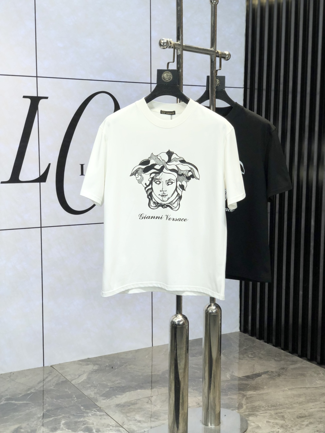 NO:121292,Versace. 2025 spring and summer new product, fashionable round neck short sleeve high-end custom versatile style!  More practical, anyone can easily control it. It is made of European cotton pure cotton fabric, luxurious and classic brand logo design, w is very high-end and must-have if you understand the goods!  The style cut is a slim fit. 6 is very exquisite, showing aura and highlighting the exquisiteness of business men. This is the uniqueness. The right slim fit is very good, and the upper body effect is very good. Size M-3XL m wears 175/130., versace, T-shirt, alexander wang19860909范思哲.2025春夏新品时尚圆领短袖高级定制百搭款式！更有实用感 任何人都可以轻松驾驭 采用欧棉纯棉面料制作,奢华经典品牌logo设计,w非常显档次懂货的必须入！版型剪裁属于修身款 6非常精致,显气场,又会凸显商务男士的精致,这就是独到之处,恰到好处的修身,上身效果非常赞.尺码M-3XL m穿175/130.,,versace,T-shirt,alexander wang,Men's clothing