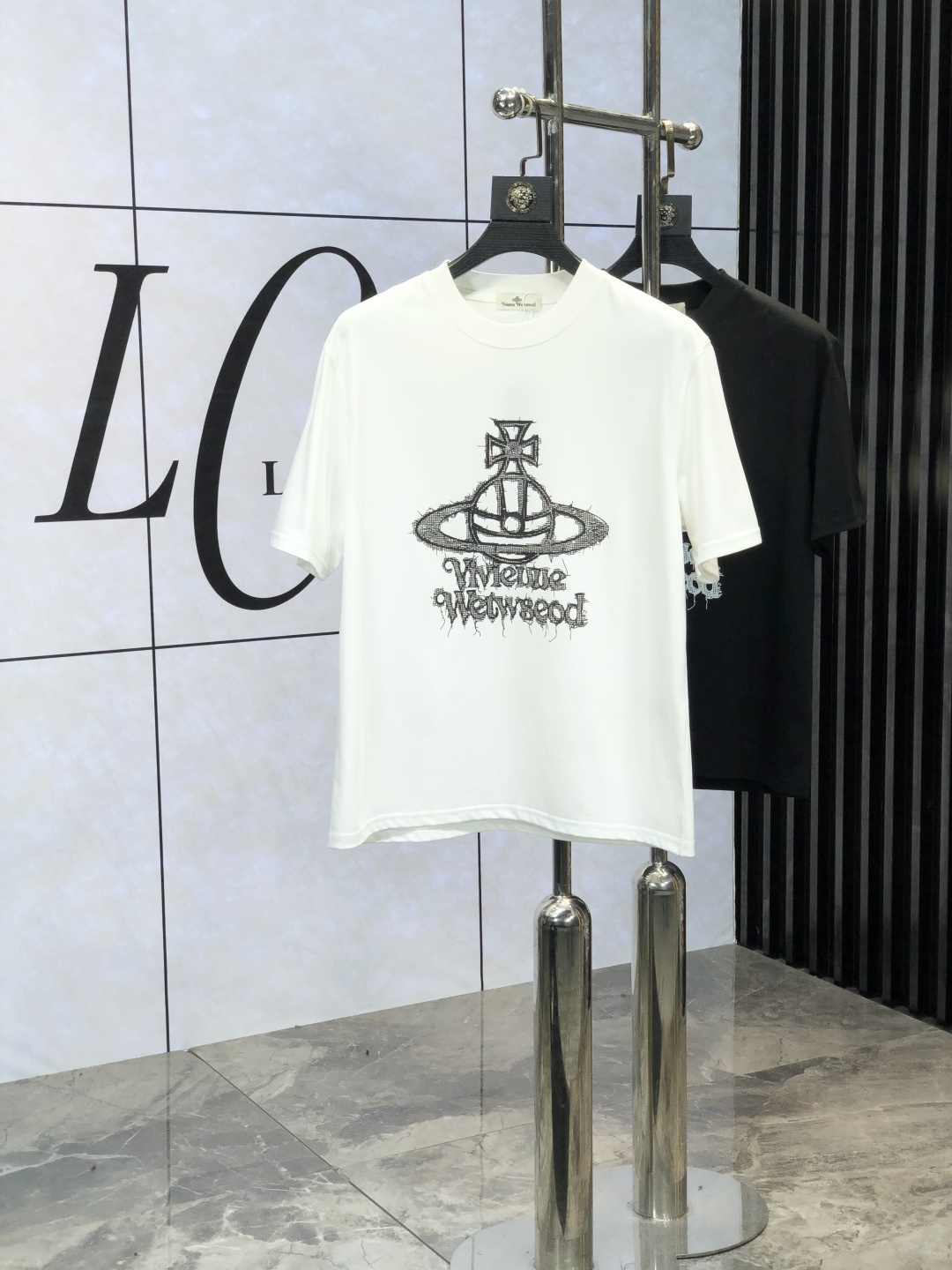 NO:121267,Queen Mother Citizen. 2025 spring and summer new product, fashionable round neck short sleeve high-end custom versatile style!  More practical, anyone can easily control it. It is made of European cotton pure cotton fabric, luxurious and classic brand logo design, w is very high-end and must-have if you understand the goods!  The style cut is a slim fit. 6 is very exquisite, showing aura and highlighting the exquisiteness of business men. This is the uniqueness. The right slim fit, and the upper body effect is very good. Size M-3XL m wears 175/130., T-shirt, alexander wang19860909西太后.2025春夏新品时尚圆领短袖高级定制百搭款式！更有实用感 任何人都可以轻松驾驭 采用欧棉纯棉面料制作,奢华经典品牌logo设计,w非常显档次懂货的必须入！版型剪裁属于修身款 6非常精致,显气场,又会凸显商务男士的精致,这就是独到之处,恰到好处的修身,上身效果非常赞.尺码M-3XL m穿175/130.,,T-shirt,alexander wang,Men's clothing