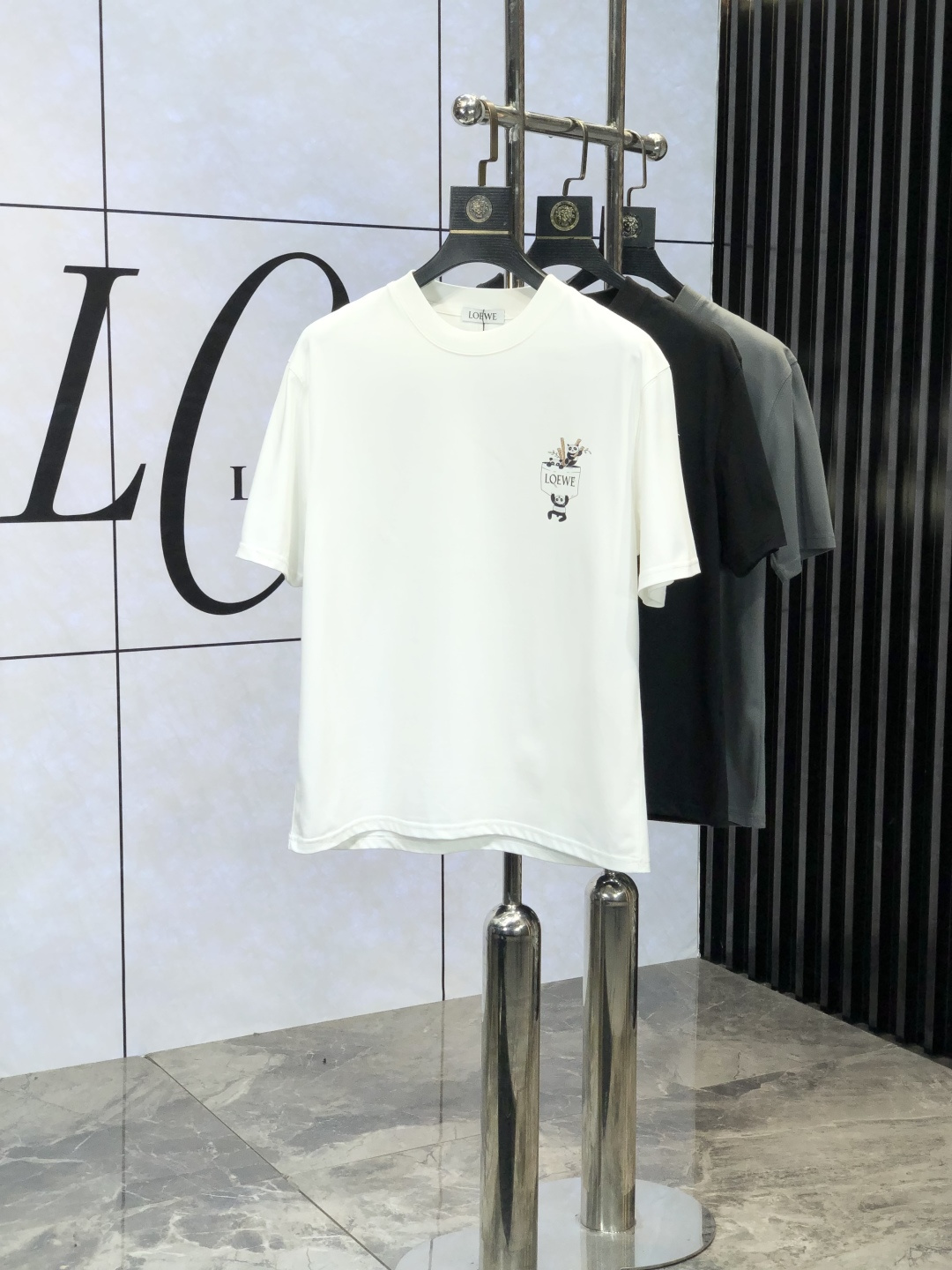 NO:121273,Luo Yiwei. 2025 spring and summer new product, fashionable round neck short sleeve high-end custom versatile style!  More practical, anyone can easily control it. It is made of European cotton pure cotton fabric, luxurious and classic brand logo design, w is very high-end and must-have if you understand the goods!  The style cut is a slim fit. 6 is very exquisite, showing aura and highlighting the exquisiteness of business men. This is the uniqueness. The right slim fit, and the upper body effect is very good. Size M-3XL m wears 175/130.,,loewe, T-shirt, alexander wang19860909罗意威.2025春夏新品时尚圆领短袖高级定制百搭款式！更有实用感 任何人都可以轻松驾驭 采用欧棉纯棉面料制作,奢华经典品牌logo设计,w非常显档次懂货的必须入！版型剪裁属于修身款 6非常精致,显气场,又会凸显商务男士的精致,这就是独到之处,恰到好处的修身,上身效果非常赞.尺码M-3XL m穿175/130.,,loewe,T-shirt,alexander wang,Men's clothing