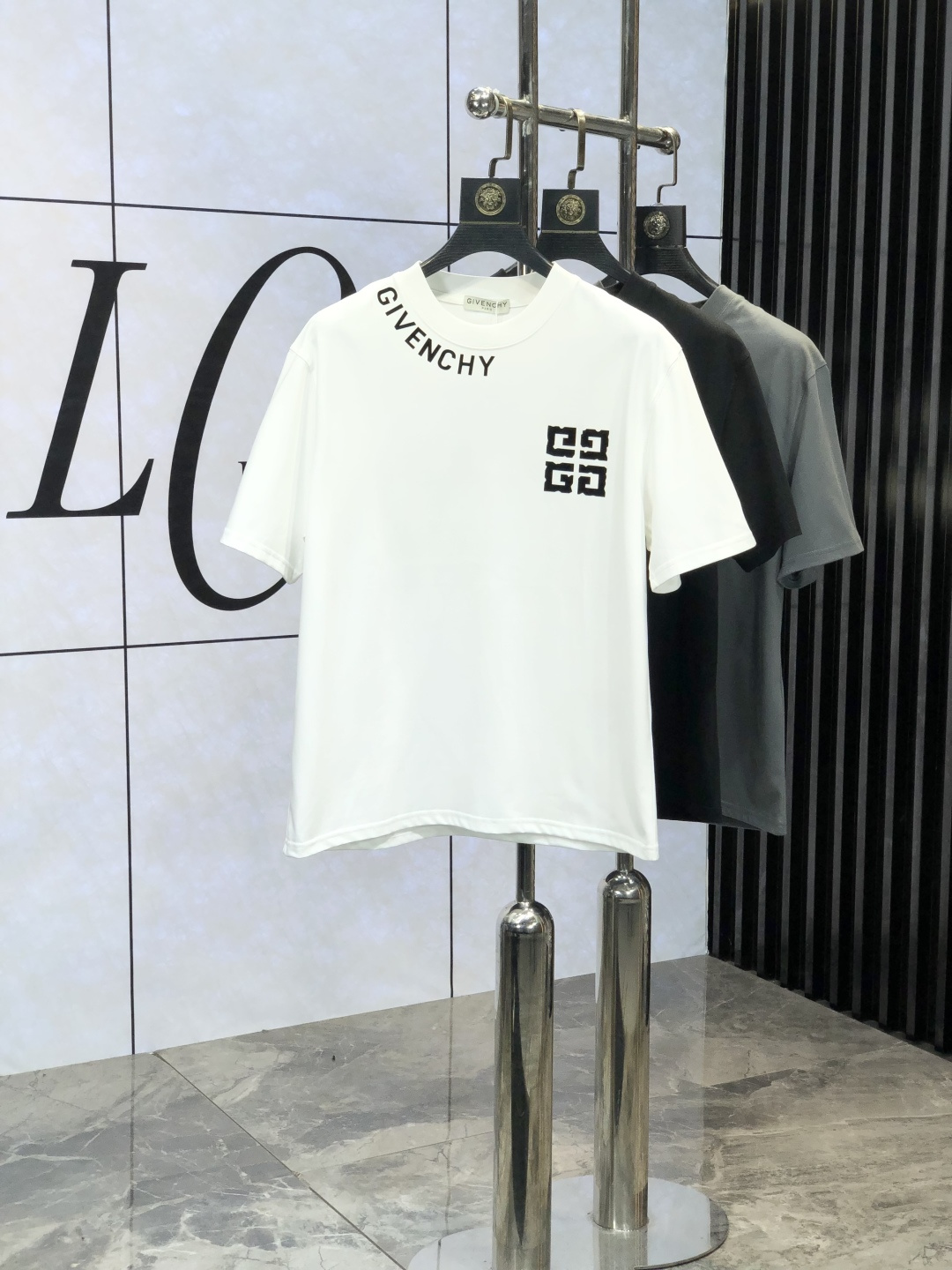 NO:121276,Givenchy. 2025 spring and summer new product, fashionable round neck short sleeve high-end custom versatile style!  More practical, anyone can easily control it. It is made of European cotton pure cotton fabric, luxurious and classic brand logo design, w is very high-end and must-have if you understand the goods!  The style cut is a slim fit. 6 is very exquisite, showing aura and highlighting the exquisiteness of business men. This is the uniqueness. The right slim fit, and the upper body effect is very good. Size M-3XL m wears 175/130., givennchy, T-shirt, alexander wang19860909纪梵希.2025春夏新品时尚圆领短袖高级定制百搭款式！更有实用感 任何人都可以轻松驾驭 采用欧棉纯棉面料制作,奢华经典品牌logo设计,w非常显档次懂货的必须入！版型剪裁属于修身款 6非常精致,显气场,又会凸显商务男士的精致,这就是独到之处,恰到好处的修身,上身效果非常赞.尺码M-3XL m穿175/130.,,givenchy,T-shirt,alexander wang,Men's clothing