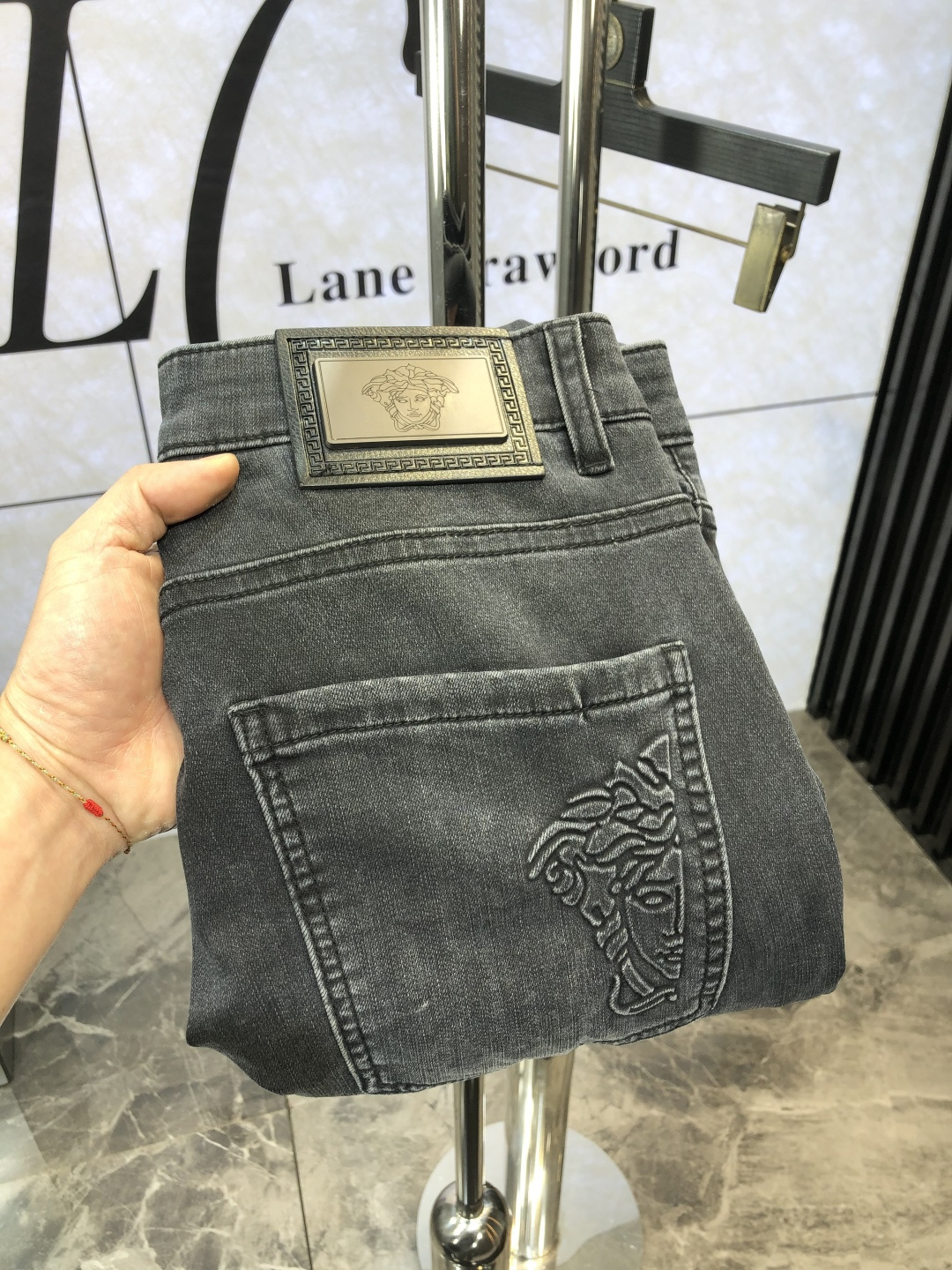 NO:127475,.Versey.2055ss Spring and Summer - New casual jeans, high-end custom series. Imported high-density custom pure cotton tannins fabric is comfortable, soft and skin-friendly, 6 straight and not easy to wrinkle, simple and clear, super versatile, super fashionable and versatile, straight and stylish, a must-have for the wardrobe!  Suitable for any occasion!  Number of codes 29-36., versace, jeans, alexander wang19860909.范思哲.2055ss春夏-新款休闲牛仔裤,高端定制系列.进口高密度定制纯棉单宁面料舒适柔软亲肤,6笔挺不易起皱,简单明了,超级百搭上身效果超级棒时尚百搭,笔挺有型,衣橱必备！适合任何场合穿着！ 码数29-36.,,versace,jeans,alexander wang,Men's clothing