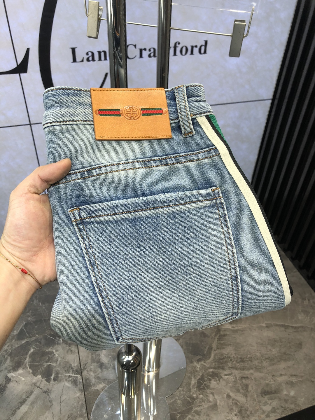 NO:127480,.Gucci.5ss Spring and Summer - New casual jeans, high-end custom series. Imported high-density custom pure cotton tannins fabric is comfortable, soft and skin-friendly, 6 straight and not easy to wrinkle, simple and clear, super versatile, super fashionable and versatile, straight and stylish, a must-have for the wardrobe!  Suitable for any occasion!  Code count 29-36.,,gucci,jeans,alexander wang19860909.Gucci.5ss春夏-新款休闲牛仔裤,高端定制系列.进口高密度定制纯棉单宁面料舒适柔软亲肤,6笔挺不易起皱,简单明了,超级百搭上身效果超级棒时尚百搭,笔挺有型,衣橱必备！适合任何场合穿着！ 码数29-36.,,gucci,jeans,alexander wang,Men's clothing