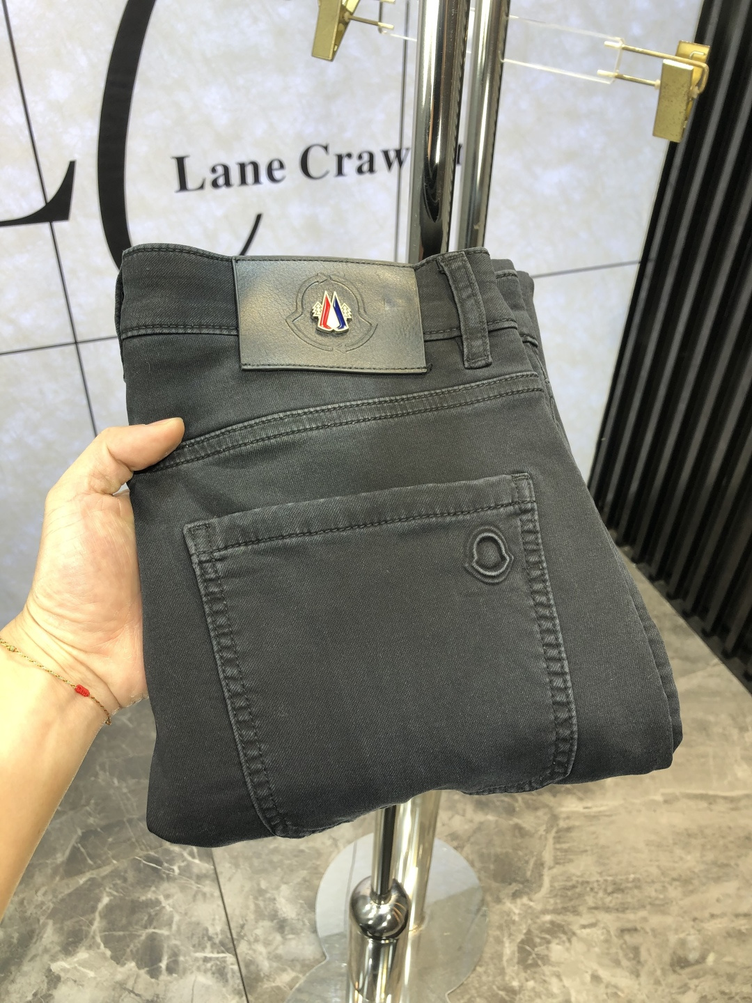 NO:127482,.彩后.2055ss Spring and Summer - New casual jeans, high-end custom series. Imported high-density custom pure cotton tannins fabric is comfortable, soft and skin-friendly, 6 straight and not easy to wrinkle, simple and clear, super versatile, super fashionable and versatile, straight and stylish, a must-have for the wardrobe!  Suitable for any occasion!  Code count 29-36.,Moncler,jeans,alexander wang19860909.蒙口.2055ss春夏-新款休闲牛仔裤,高端定制系列.进口高密度定制纯棉单宁面料舒适柔软亲肤,6笔挺不易起皱,简单明了,超级百搭上身效果超级棒时尚百搭,笔挺有型,衣橱必备！适合任何场合穿着！ 码数29-36.,,Moncler,jeans,alexander wang,Men's clothing