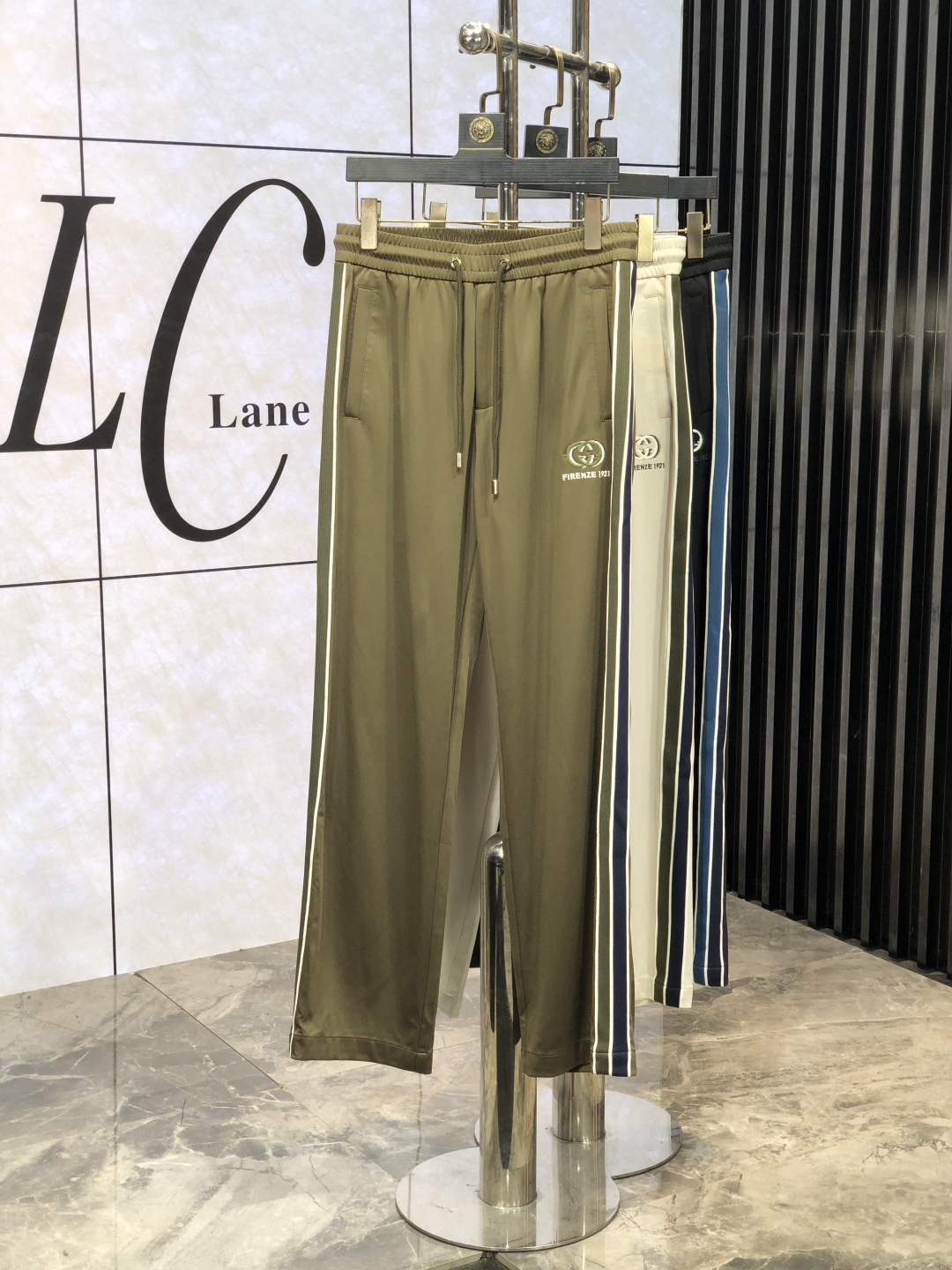 NO:123107,.Gucci. New spring and summer products of 2025. Customized high-quality fashionable casual pants. Super versatile style. Exclusive customization-imported high-end high-density cotton fabric, close and comfortable, super beautiful style, 8 upper body makes the legs look slender, the inner and the wiring are impeccable. You can attend any occasion. Once again, it is emphasized that the fabric is very, very classy! First-class workmanship and texture! The details are exquisite and exquisite, and quite ingenious! Number of codes: 30-38, gucci,alexander wang19860909.Gucci.2025春夏新品.订制高品质时尚休闲裤.超级百搭款.独家定制-进口高端高密度精棉面料,贴身舒适,超靓版型、8上身显腿修长,內里,走线都无可挑剔,任何场合都可出席,再次强调面料非常非常显档次！做工、质感一流！细节精致考究,颇具匠心！ 码数:30-38,,gucci,alexander wang,Men's clothing