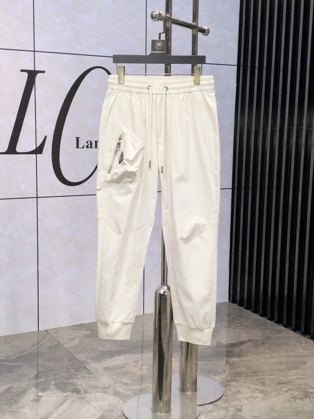 NO:123109,.Prada. New spring and summer products of 2025. Customized high-quality fashionable casual pants. Super versatile style. Exclusive customization-imported high-end high-density cotton fabric, close and comfortable, super beautiful style, 8 upper body makes the legs look slender, the inner and the wiring are impeccable. You can attend any occasion. Once again, it is emphasized that the fabric is very, very classy! First-class workmanship and texture! The details are exquisite and exquisite, and quite ingenious! Number of codes: 30-38, prada, alexander wang19860909.普拉达.2025春夏新品.订制高品质时尚休闲裤.超级百搭款.独家定制-进口高端高密度精棉面料,贴身舒适,超靓版型、8上身显腿修长,內里,走线都无可挑剔,任何场合都可出席,再次强调面料非常非常显档次！做工、质感一流！细节精致考究,颇具匠心！ 码数:30-38,,prada,alexander wang,Men's clothing