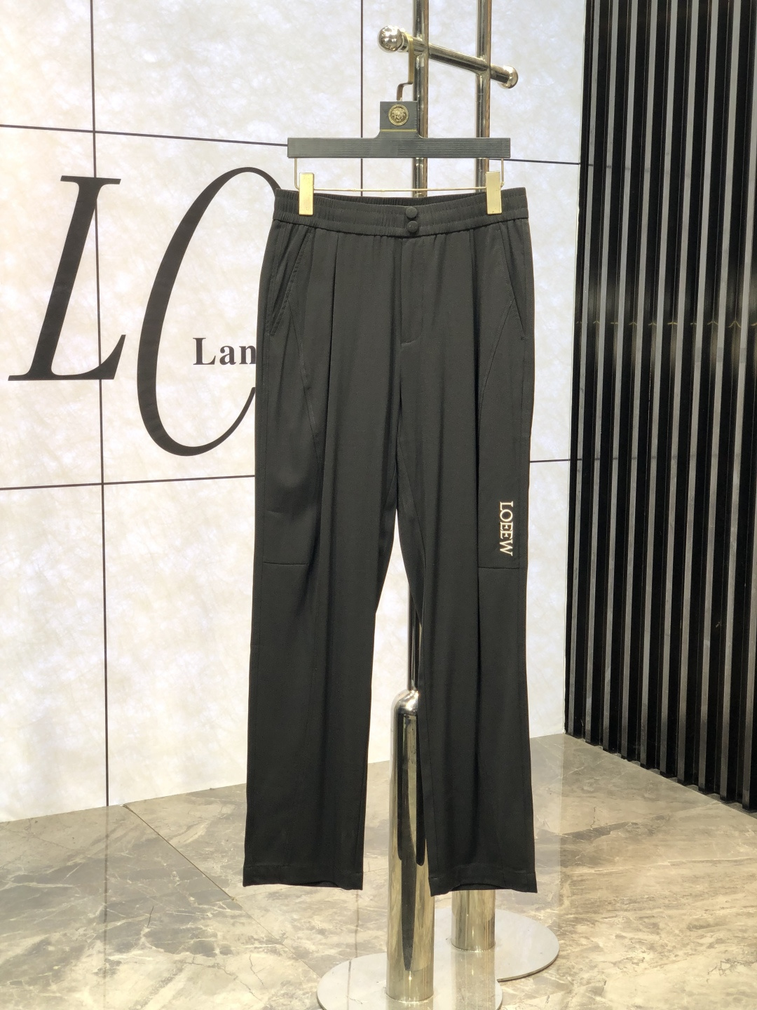 NO:123111,. Luo Yiwei. New spring and summer products of 2025. Customized high-quality fashionable casual pants. Super versatile style. Exclusive customization-imported high-end high-density cotton fabric, close and comfortable, super beautiful style, 8 upper body makes the legs look slender, the inner and the wiring are impeccable. You can attend any occasion. Once again, it is emphasized that the fabric is very, very classy! First-class workmanship and texture! The details are exquisite and exquisite, and quite ingenious! Number of codes: 30-38, loewe, alexander wang19860909.罗意威.2025春夏新品.订制高品质时尚休闲裤.超级百搭款.独家定制-进口高端高密度精棉面料,贴身舒适,超靓版型、8上身显腿修长,內里,走线都无可挑剔,任何场合都可出席,再次强调面料非常非常显档次！做工、质感一流！细节精致考究,颇具匠心！ 码数:30-38,,loewe,alexander wang,Men's clothing