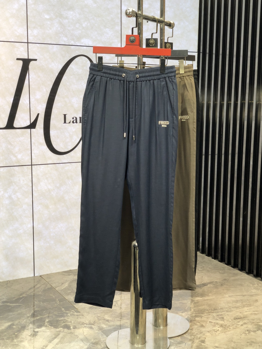 NO:123098,.Fendi. New spring and summer products of 2025. Customized high-quality fashionable casual pants. Super versatile style. Exclusive customization-imported high-end high-density cotton fabric, close and comfortable, super beautiful style, 8 upper body makes the legs look slender, the inner and the wiring are impeccable. You can attend any occasion. Once again, it is emphasized that the fabric is very, very classy! First-class workmanship and texture! The details are exquisite and exquisite, and quite ingenious! Number of codes: 30-38, fendi,alexander wang19860909.芬迪.2025春夏新品.订制高品质时尚休闲裤.超级百搭款.独家定制-进口高端高密度精棉面料,贴身舒适,超靓版型、8上身显腿修长,內里,走线都无可挑剔,任何场合都可出席,再次强调面料非常非常显档次！做工、质感一流！细节精致考究,颇具匠心！ 码数:30-38,,fendi,alexander wang,Men's clothing