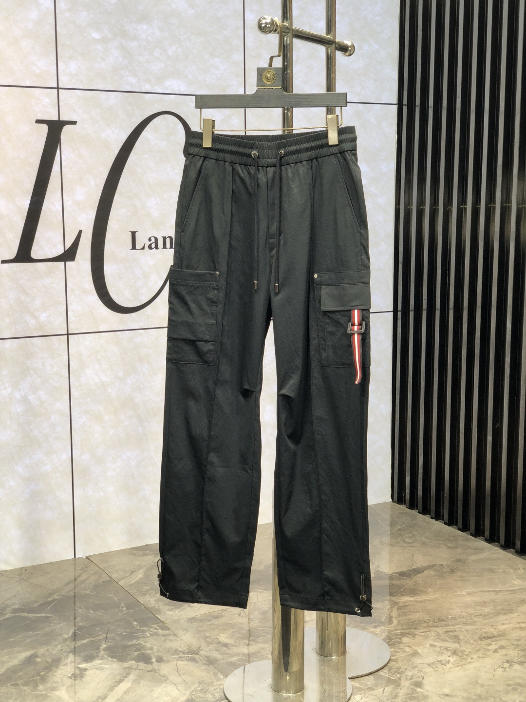 NO:123100,.Burberry. New spring and summer products of 2025. Customized high-quality fashionable casual pants. Super versatile. Exclusive customization-imported high-end high-density cotton fabric, close and comfortable, super beautiful style, 8 upper body makes the legs look slender, the inner and the wiring are impeccable. You can attend any occasion. Once again, it is emphasized that the fabric is very, very classy! First-class workmanship and texture! The details are exquisite and exquisite, and quite ingenious! Number of codes: 30-38, burberry, alexander wang19860909.巴宝莉.2025春夏新品.订制高品质时尚休闲裤.超级百搭款.独家定制-进口高端高密度精棉面料,贴身舒适,超靓版型、8上身显腿修长,內里,走线都无可挑剔,任何场合都可出席,再次强调面料非常非常显档次！做工、质感一流！细节精致考究,颇具匠心！ 码数:30-38,,burberry,alexander wang,Men's clothing