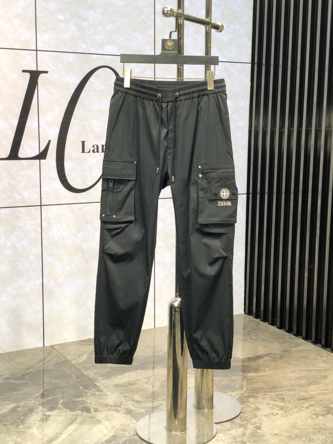 NO:123102,.Stone Island. New spring and summer products of 2025. Customized high-quality fashionable casual pants. Super versatile style. Exclusive customization-imported high-end high-density cotton fabric, close and comfortable, super beautiful style, 8 upper body makes the legs look slender, the inner and the wiring are impeccable. You can attend any occasion. Once again, it is emphasized that the fabric is very, very classy! First-class workmanship and texture! The details are exquisite and exquisite, and quite ingenious! Number of codes: 30-38, alexander wang19860909.石头岛.2025春夏新品.订制高品质时尚休闲裤.超级百搭款.独家定制-进口高端高密度精棉面料,贴身舒适,超靓版型、8上身显腿修长,內里,走线都无可挑剔,任何场合都可出席,再次强调面料非常非常显档次！做工、质感一流！细节精致考究,颇具匠心！ 码数:30-38,,alexander wang,Men's clothing