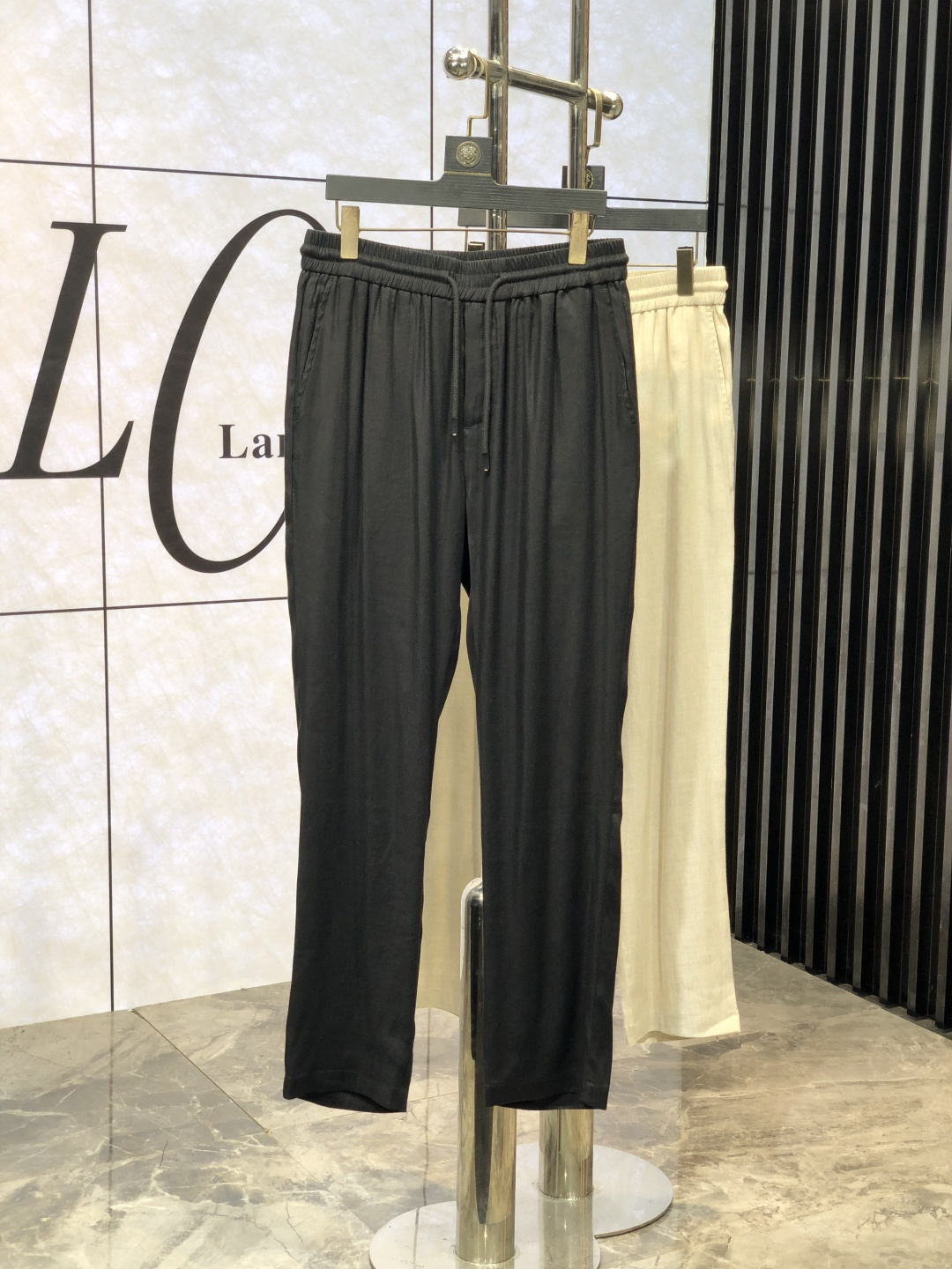 NO:123104,.Prada. New spring and summer products of 2025. Customized high-quality fashionable casual pants. Super versatile style. Exclusive customization-imported high-end high-density cotton fabric, close and comfortable, super beautiful style, 8 upper body makes the legs look slender, the inner and the wiring are impeccable. You can attend any occasion. Once again, it is emphasized that the fabric is very, very classy! First-class workmanship and texture! The details are exquisite and exquisite, and quite ingenious! Number of codes: 30-38, prada, alexander wang19860909.普拉达.2025春夏新品.订制高品质时尚休闲裤.超级百搭款.独家定制-进口高端高密度精棉面料,贴身舒适,超靓版型、8上身显腿修长,內里,走线都无可挑剔,任何场合都可出席,再次强调面料非常非常显档次！做工、质感一流！细节精致考究,颇具匠心！ 码数:30-38,,prada,alexander wang,Men's clothing