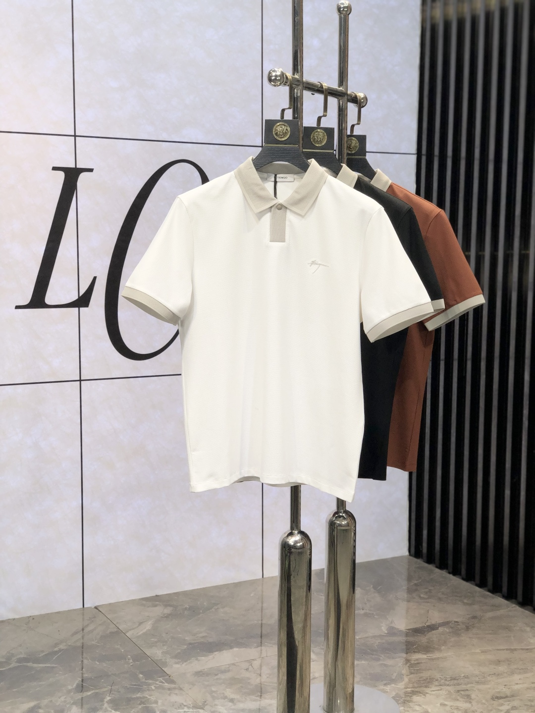 NO:123112,.Ferragamo 2025 counter new original single men's casual short-sleeved Polo shirt, high-end customization, high-version, fashionable and versatile, original imported mercerized bead floor pattern design, super soft and delicate, skin-friendly and comfortable to wear, high-end boutique, 8-OEM factory fine T-top body is very good, men's must-have items. Number of code m-3xL.m wear 175/130, ferragamo, T-shirt, alexander wang19860909.菲拉格慕 2025专柜新款原单男士休闲短袖Polo衫 高端定制 高版本 时尚百搭爆款 原版进口丝光珠地面料 图案设计 手感超柔软细腻 穿着亲肤舒适 高端精品 8代工厂精细做T上身非常赞 男士必备单品.码数m-3xL.m穿175/130,,ferragamo,T-shirt,alexander wang,Men's clothing