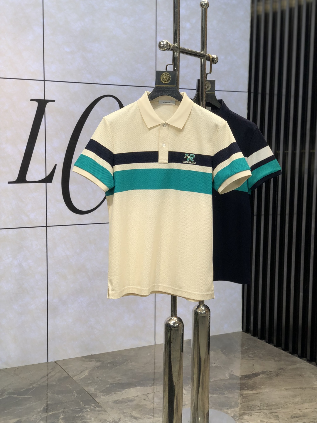 NO:123114,.Valentino. 2025 counter new style original single men's casual short-sleeved Polo shirt, high-end customization, high-version, fashionable and versatile, original imported mercerized bead floor pattern design, super soft and delicate, skin-friendly and comfortable to wear, high-end boutique, 8-OEM factory fine T-top body is very good, men's must-have items. Number of code m-3xL.m wear 175/130, valentino, T-shirt, alexander wang19860909.华伦天奴.2025专柜新款原单男士休闲短袖Polo衫 高端定制 高版本 时尚百搭爆款 原版进口丝光珠地面料 图案设计 手感超柔软细腻 穿着亲肤舒适 高端精品 8代工厂精细做T上身非常赞 男士必备单品.码数m-3xL.m穿175/130,,valentino,T-shirt,alexander wang,Men's clothing