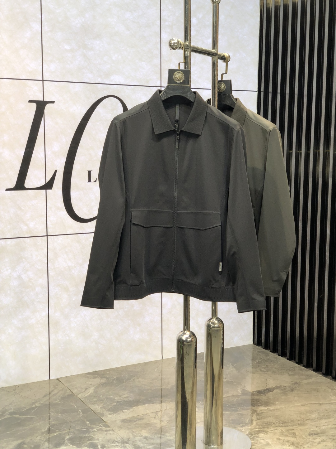 NO:123115,.Prada. 2025 early spring new model is available, original single ruthless product, imported Italian fabric, fashionable jacket and windbreaker jacket. The upper body is more casual and elegant, and the counter original hardware is luxurious and high-end customized accessories new work!  Classic punctuation embellishment design, original auxiliary materials, extreme luxury!  Soft and comfortable. The upper body is so handsome!  8 Suitable for any scene!  Size M-XXXL m Wear 175/130, prada, jackets & coats, jackets & coats, alexander wang19860909.普拉达.2025早春新款上市 原单狠货 意大利进口面料时尚夹克风衣外套.上身更随意大方,专柜原版五金奢华高档定制配饰新作！经典标点缀设计,原版辅料,奢华极致！柔软舒适.上身爆帅！8适合任意场景！ 尺码M-XXXL m穿175/130,,prada,jackets & coats,jackets & coats,alexander wang,Men's clothing