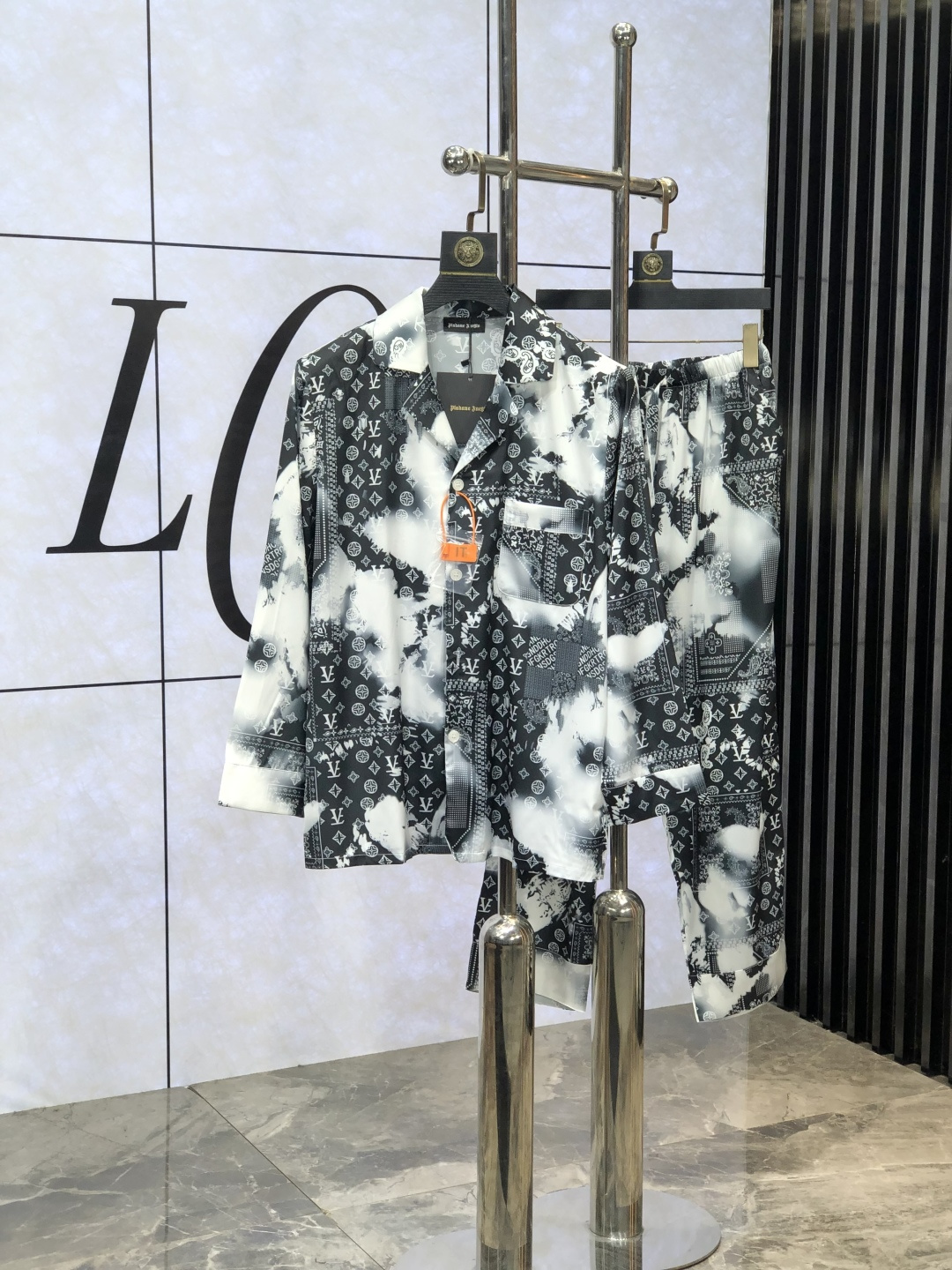 NO:130089,.Lv. New style of battle gown pajamas. Heavy and luxurious top-notch products. High-end series pajamas set. It is made of imported ice silk material. Elegant and gorgeous. It has a tone and is very comfortable to wear. The upper body effect is very handsome. This style is mature and has a sense of youth and fashion. It has a great age span. It is very rigorous and exquisite. First-line OEM requirements!  You can buy it with confidence. Please report your height and weight by placing an order. M-xxxL.m wears 175/130 catties.,,louis vuitton,alexander wang19860909.Lv.新款战袍睡衣.重磅级奢华尖货 高阶系列睡衣套装　 采用进口冰丝材质面料.高雅华丽 有腔调穿着非常舒适上身效果非常帅气　此款成熟又不乏年轻时尚之感 年龄跨度可穿性大　都非常严谨考究 一线代工要求！可以放心入手哦.5下单请报身高体重.M-xxxL.m穿175/130斤.,,louis vuitton,alexander wang,Men's clothing