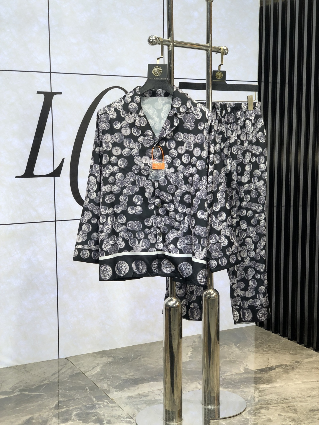 NO:130095,Versace. New battle gown pajamas. Heavy and luxurious top-notch products. High-end series pajamas set. It is made of imported ice silk material. Elegant and gorgeous. It has a tone and is very comfortable to wear. The upper body effect is very handsome. This style is mature and has a sense of youth and fashion. It has a great age span. It is very rigorous and exquisite. First-line OEM requirements!  You can buy it with confidence. Please report your height and weight by placing an order. M-xxxL.m wears 175/130 catties., versace, alexander wang19860909.范思哲.新款战袍睡衣.重磅级奢华尖货 高阶系列睡衣套装　 采用进口冰丝材质面料.高雅华丽 有腔调穿着非常舒适上身效果非常帅气　此款成熟又不乏年轻时尚之感 年龄跨度可穿性大　都非常严谨考究 一线代工要求！可以放心入手哦.5下单请报身高体重.M-xxxL.m穿175/130斤.,,versace,alexander wang,Men's clothing