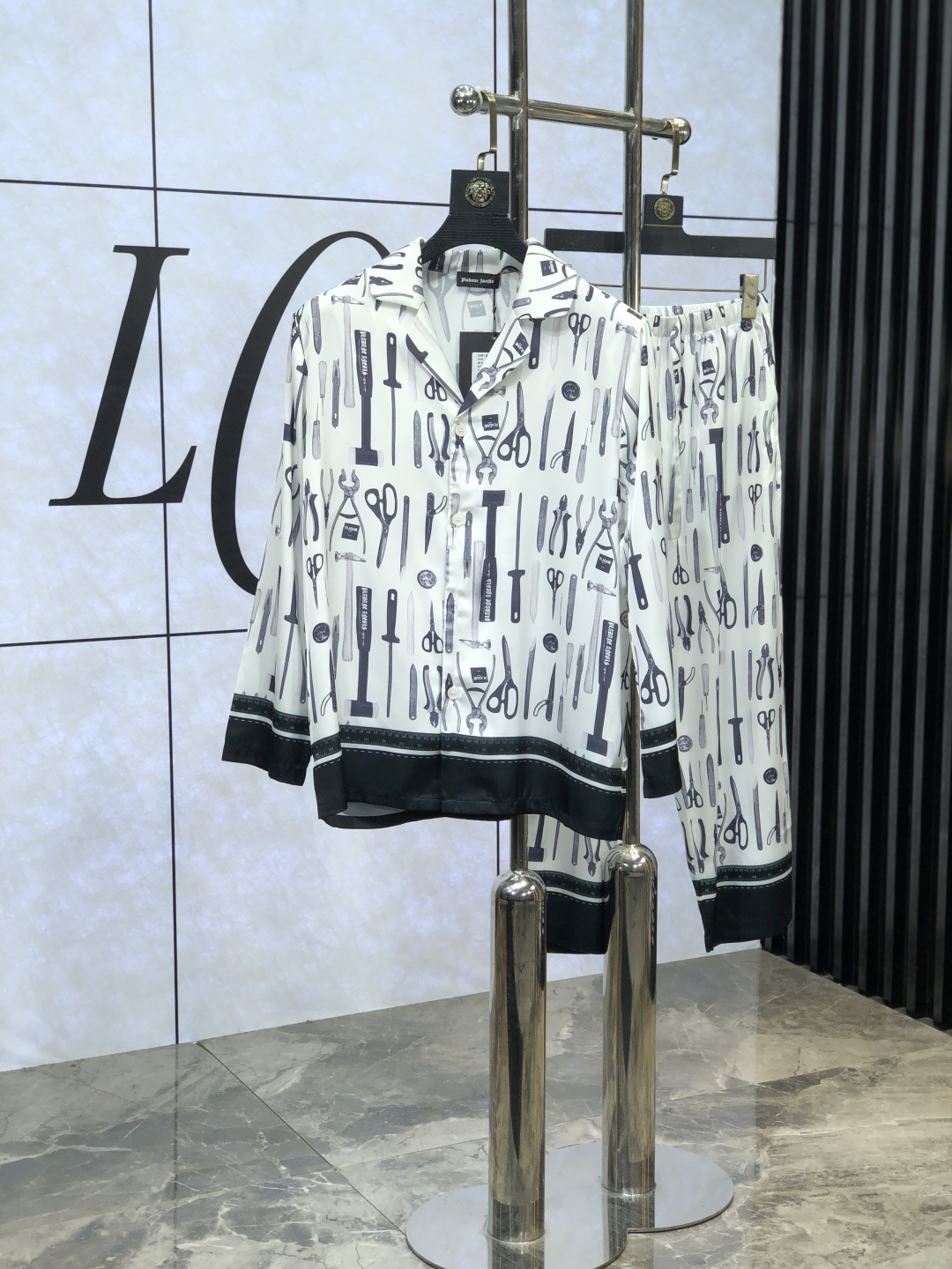 NO:130101,.Prada. New style of battle gown pajamas. Heavy-high-end luxury goods. High-end series pajamas set. It is made of imported ice silk material. Elegant and gorgeous. It has a tone and is very comfortable to wear. The upper body effect is very handsome. This style is mature and has a sense of youth and fashion. It has a great age span. It is very rigorous and exquisite. First-line OEM requirements!  You can buy it with confidence. Please report your height and weight by placing an order. M-xxxL.m wears 175/130 catties., prada, alexander wang19860909.普拉达.新款战袍睡衣.重磅级奢华尖货 高阶系列睡衣套装　 采用进口冰丝材质面料.高雅华丽 有腔调穿着非常舒适上身效果非常帅气　此款成熟又不乏年轻时尚之感 年龄跨度可穿性大　都非常严谨考究 一线代工要求！可以放心入手哦.5下单请报身高体重.M-xxxL.m穿175/130斤.,,prada,alexander wang,Men's clothing