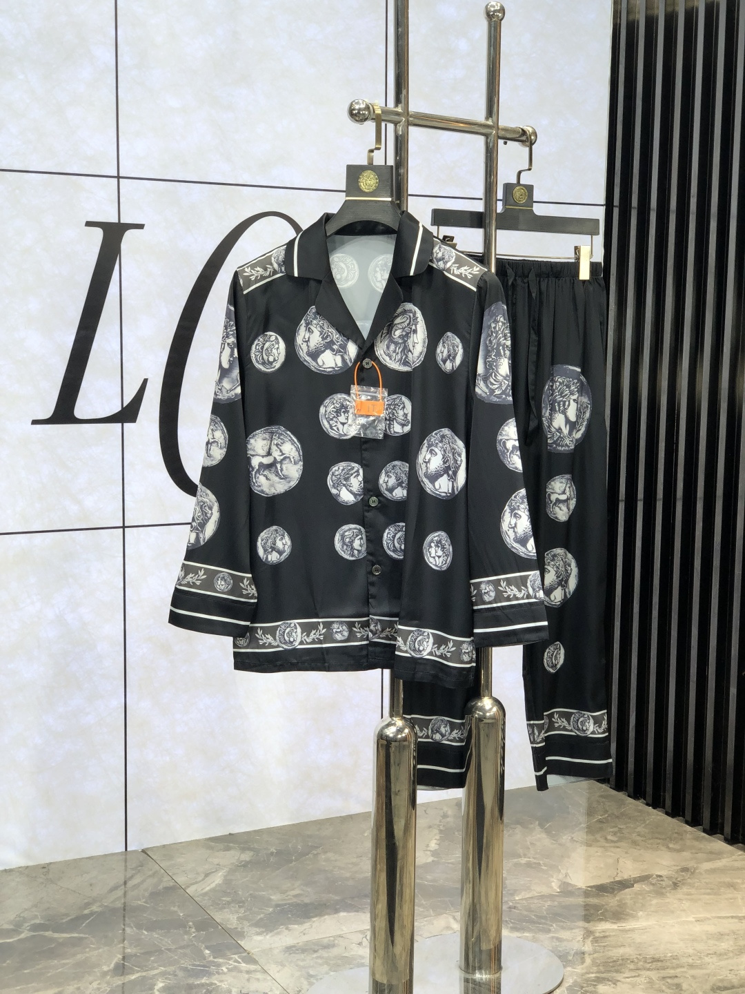 NO:130108,Versace. New style of battle gown pajamas. Heavy-high-end luxury goods. High-end series pajamas set. It is made of imported ice silk material. Elegant and gorgeous. It has a tone and is very comfortable to wear. The upper body effect is very handsome. This style is mature and has a sense of youth and fashion. It has a great age span. It is very rigorous and exquisite. First-line OEM requirements!  You can buy it with confidence. Please report your height and weight by placing an order. M-xxxL.m wears 175/130 catties., versace, alexander wang19860909.范思哲.新款战袍睡衣.重磅级奢华尖货 高阶系列睡衣套装　 采用进口冰丝材质面料.高雅华丽 有腔调穿着非常舒适上身效果非常帅气　此款成熟又不乏年轻时尚之感 年龄跨度可穿性大　都非常严谨考究 一线代工要求！可以放心入手哦.5下单请报身高体重.M-xxxL.m穿175/130斤.,,versace,alexander wang,Men's clothing