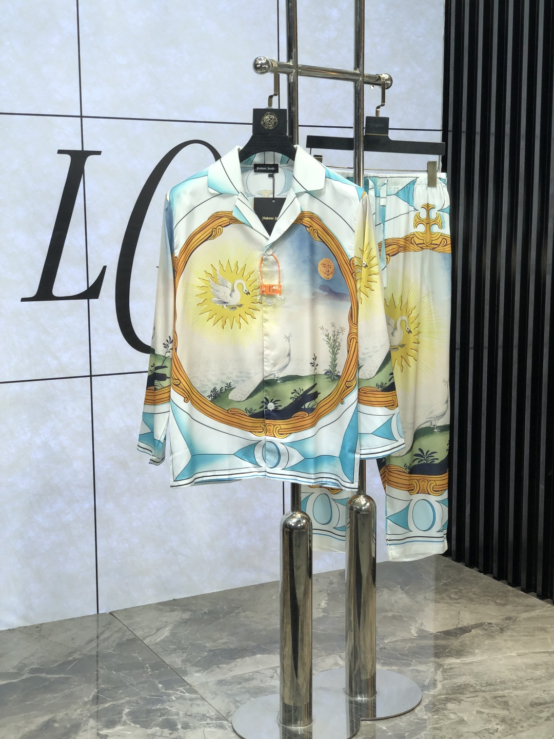 NO:130114,.Croxin. New style of battle gown pajamas. Heavy and luxurious top-notch products. High-end series pajamas set. It is made of imported ice silk material. Elegant and gorgeous. It has a tone and is very comfortable to wear. The upper body effect is very handsome. This style is mature and has a sense of youth and fashion. It has a great age span. It is very rigorous and exquisite. First-line OEM requirements!  You can buy it with confidence. Please report your height and weight by placing an order. M-xxxL.m wears 175/130 catties., chrome hearts, alexander wang19860909.克罗心.新款战袍睡衣.重磅级奢华尖货 高阶系列睡衣套装　 采用进口冰丝材质面料.高雅华丽 有腔调穿着非常舒适上身效果非常帅气　此款成熟又不乏年轻时尚之感 年龄跨度可穿性大　都非常严谨考究 一线代工要求！可以放心入手哦.5下单请报身高体重.M-xxxL.m穿175/130斤.,,chrome hearts,alexander wang,Men's clothing