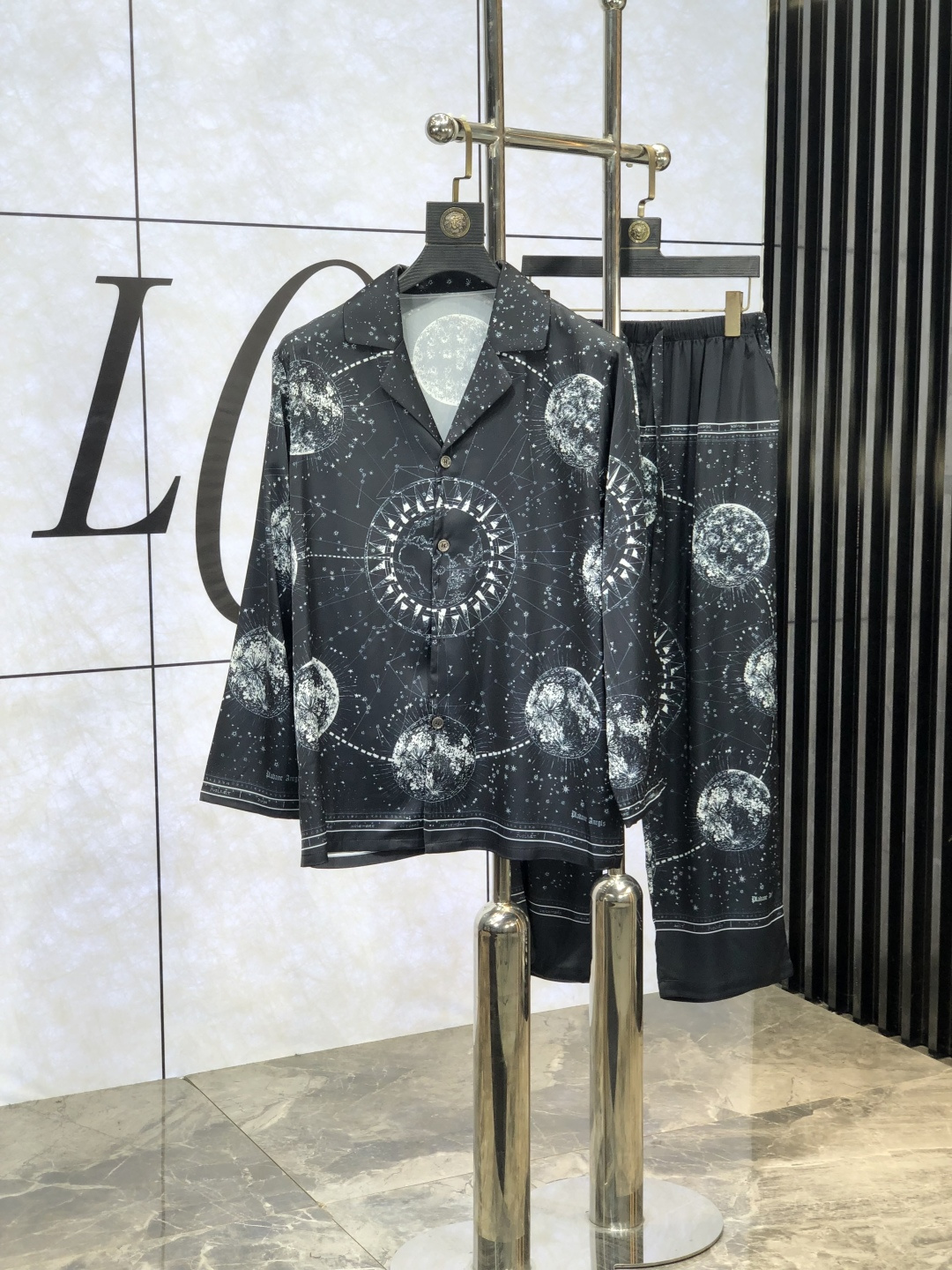 NO:130120,Versace. New style of battle gown pajamas. Heavy-high-end luxury goods. High-end series pajamas set. It is made of imported ice silk material. Elegant and gorgeous. It has a tone and is very comfortable to wear. The upper body effect is very handsome. This style is mature and has a sense of youth and fashion. It has a great age span. It is very rigorous and exquisite. First-line OEM requirements!  You can buy it with confidence. Please report your height and weight by placing an order. M-xxxL.m wears 175/130 catties., versace, alexander wang19860909.范思哲.新款战袍睡衣.重磅级奢华尖货 高阶系列睡衣套装　 采用进口冰丝材质面料.高雅华丽 有腔调穿着非常舒适上身效果非常帅气　此款成熟又不乏年轻时尚之感 年龄跨度可穿性大　都非常严谨考究 一线代工要求！可以放心入手哦.5下单请报身高体重.M-xxxL.m穿175/130斤.,,versace,alexander wang,Men's clothing