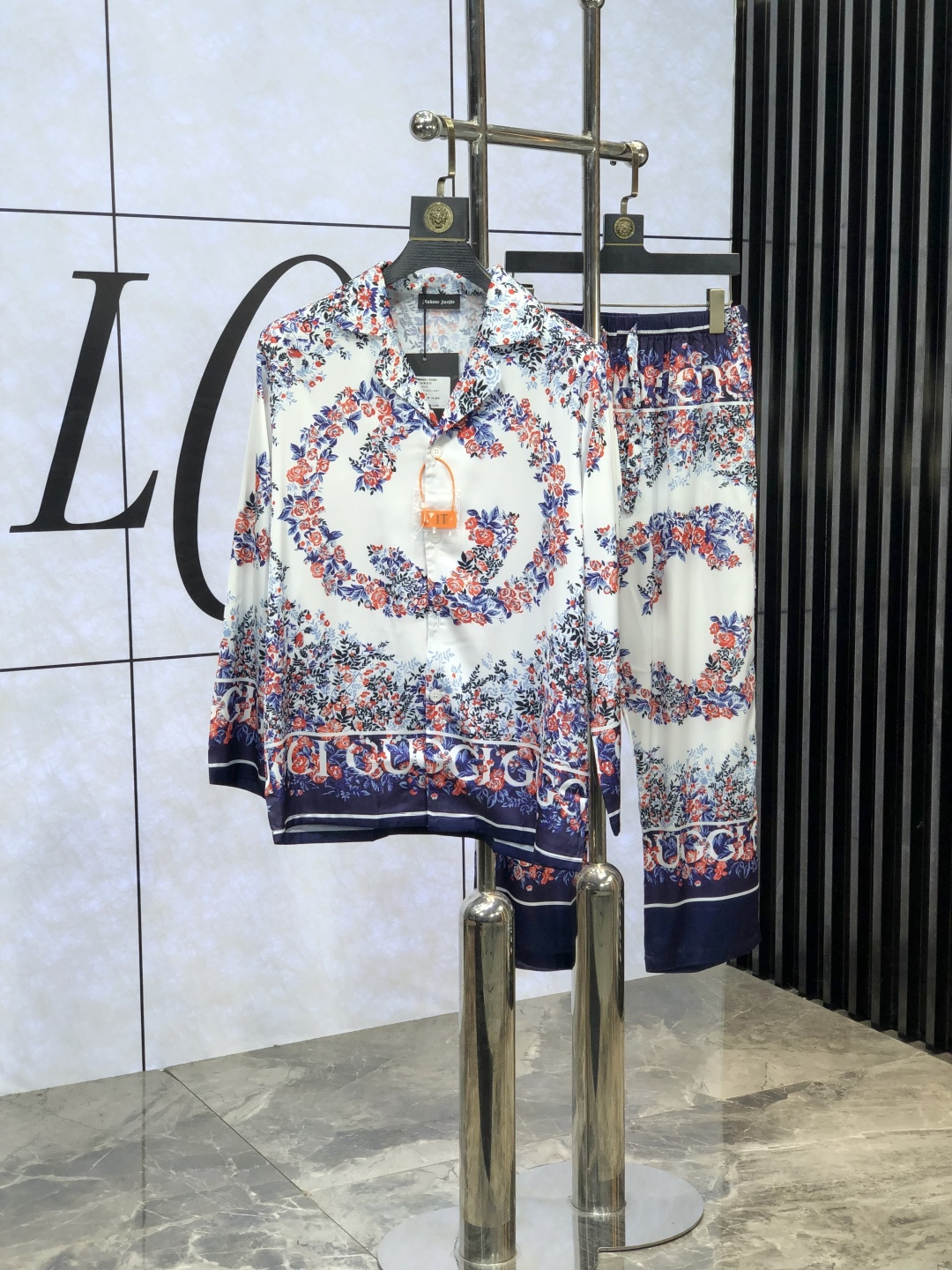 NO:130125,.Gucci. New style of battle gown pajamas. Heavy-high-end luxury goods. High-end series pajamas set. It is made of imported ice silk material. Elegant and gorgeous. It has a tone and is very comfortable to wear. The upper body effect is very handsome. This style is mature and has a sense of youth and fashion. It has a great age span. It is very rigorous and exquisite. First-line OEM requirements!  You can buy it with confidence. Please report your height and weight by placing an order. M-xxxL.m wears 175/130 catties., gucci, alexander wang19860909.Gucci.新款战袍睡衣.重磅级奢华尖货 高阶系列睡衣套装　 采用进口冰丝材质面料.高雅华丽 有腔调穿着非常舒适上身效果非常帅气　此款成熟又不乏年轻时尚之感 年龄跨度可穿性大　都非常严谨考究 一线代工要求！可以放心入手哦.5下单请报身高体重.M-xxxL.m穿175/130斤.,,gucci,alexander wang,Men's clothing