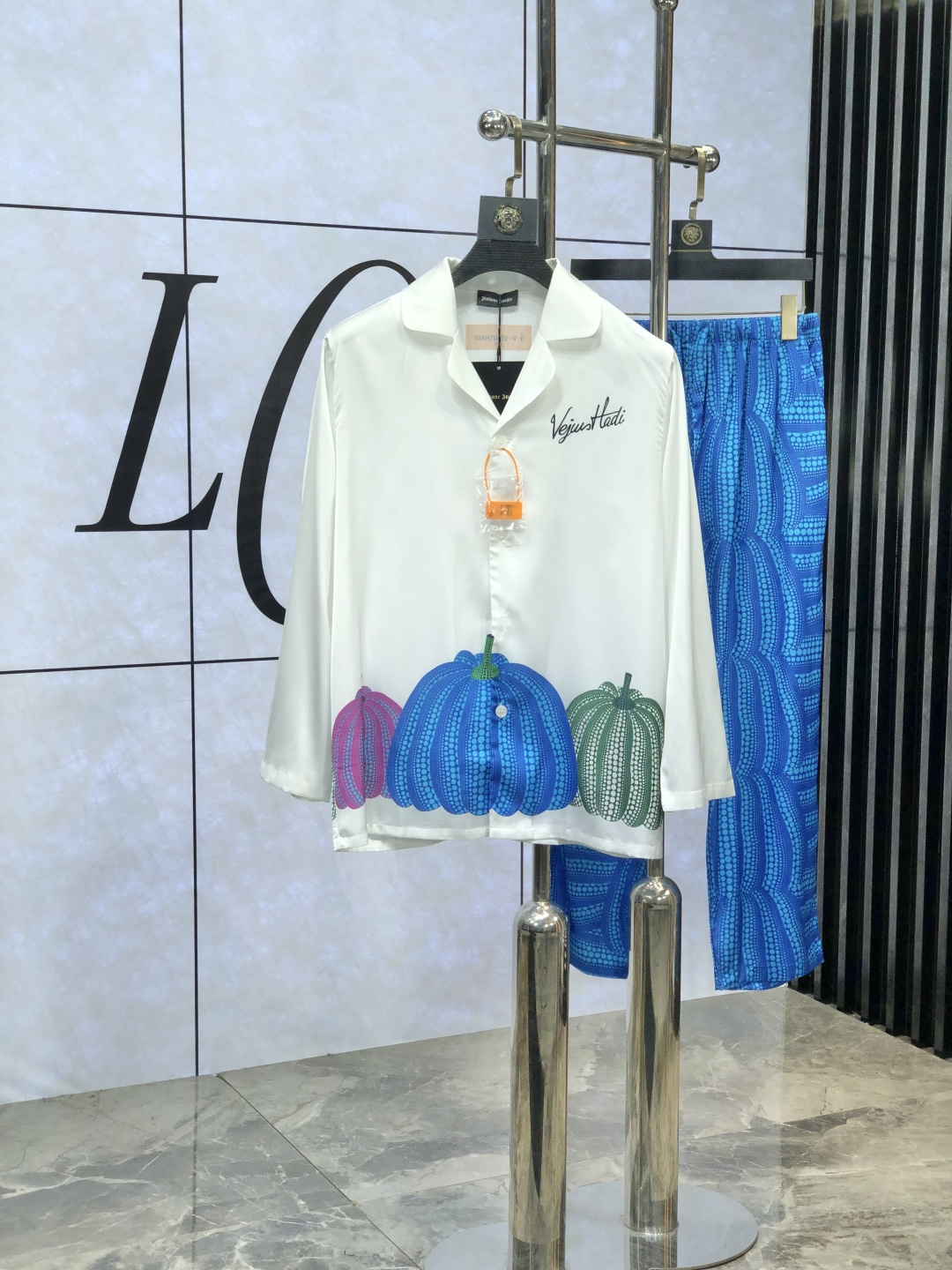 NO:130128,.LV. New style of battle gown pajamas. Heavy and luxurious top-notch products. High-end series pajamas set. It is made of imported ice silk material. Elegant and gorgeous. It has a tone and is very comfortable to wear. The upper body effect is very handsome. This style is mature and has a sense of youth and fashion. It has a great age span. It is very rigorous and exquisite. First-line OEM requirements!  You can buy it with confidence. Please report your height and weight by placing an order. M-xxxL.m wears 175/130 catties.,,louis vuitton,alexander wang19860909.LV.新款战袍睡衣.重磅级奢华尖货 高阶系列睡衣套装　 采用进口冰丝材质面料.高雅华丽 有腔调穿着非常舒适上身效果非常帅气　此款成熟又不乏年轻时尚之感 年龄跨度可穿性大　都非常严谨考究 一线代工要求！可以放心入手哦.5下单请报身高体重.M-xxxL.m穿175/130斤.,,louis vuitton,alexander wang,Men's clothing