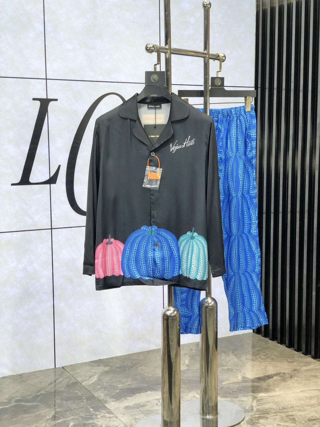 NO:130132,.Lv. New style of battle gown pajamas. Heavy and luxurious top-notch products. High-end series pajamas set. It is made of imported ice silk material. Elegant and gorgeous. It has a tone and is very comfortable to wear. The upper body effect is very handsome. This style is mature and has a sense of youth and fashion. It has a great age span. It is very rigorous and exquisite. First-line OEM requirements!  You can buy it with confidence. Please report your height and weight by placing an order. M-xxxL.m wears 175/130 catties.,,louis vuitton,alexander wang19860909.Lv.新款战袍睡衣.重磅级奢华尖货 高阶系列睡衣套装　 采用进口冰丝材质面料.高雅华丽 有腔调穿着非常舒适上身效果非常帅气　此款成熟又不乏年轻时尚之感 年龄跨度可穿性大　都非常严谨考究 一线代工要求！可以放心入手哦.5下单请报身高体重.M-xxxL.m穿175/130斤.,,louis vuitton,alexander wang,Men's clothing