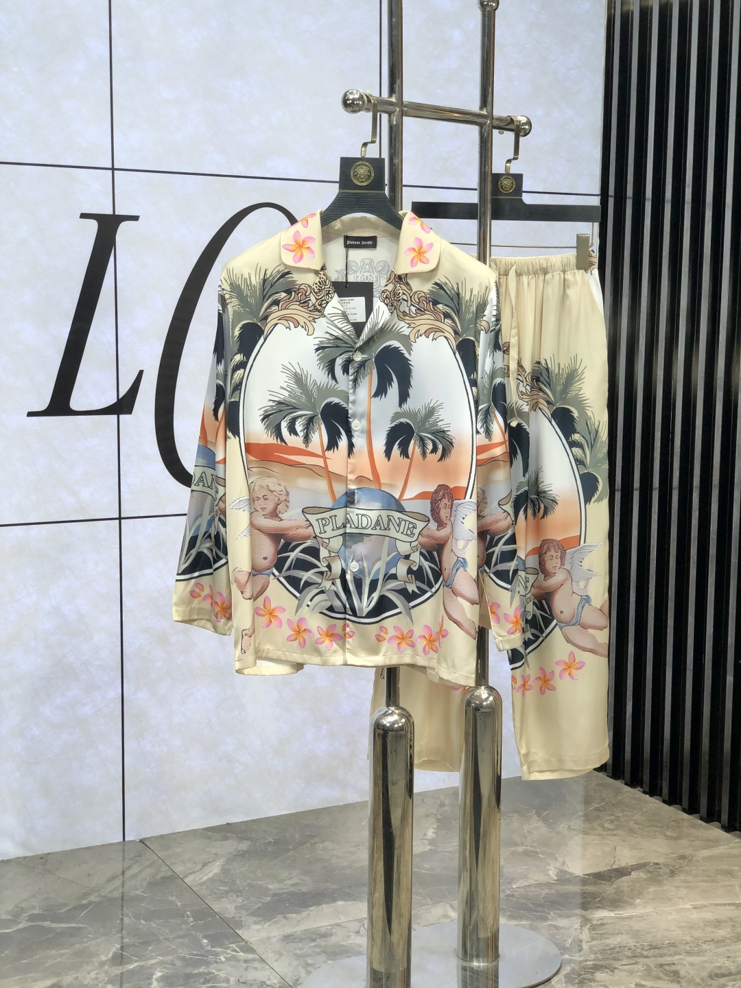 NO:130135,. Prada. New style of battle gown pajamas. Heavy-high-end luxury goods. High-end series pajamas set. It is made of imported ice silk material. Elegant and gorgeous. It has a tone and is very comfortable to wear. The upper body effect is very handsome. This style is mature and has a sense of youth and fashion. It has a great age span. It is very rigorous and exquisite. First-line OEM requirements!  You can buy it with confidence. Please report your height and weight by placing an order. M-xxxL.m wears 175/130 catties., prada, alexander wang19860909. 普拉达.新款战袍睡衣.重磅级奢华尖货 高阶系列睡衣套装　 采用进口冰丝材质面料.高雅华丽 有腔调穿着非常舒适上身效果非常帅气　此款成熟又不乏年轻时尚之感 年龄跨度可穿性大　都非常严谨考究 一线代工要求！可以放心入手哦.5下单请报身高体重.M-xxxL.m穿175/130斤.,,prada,alexander wang,Men's clothing