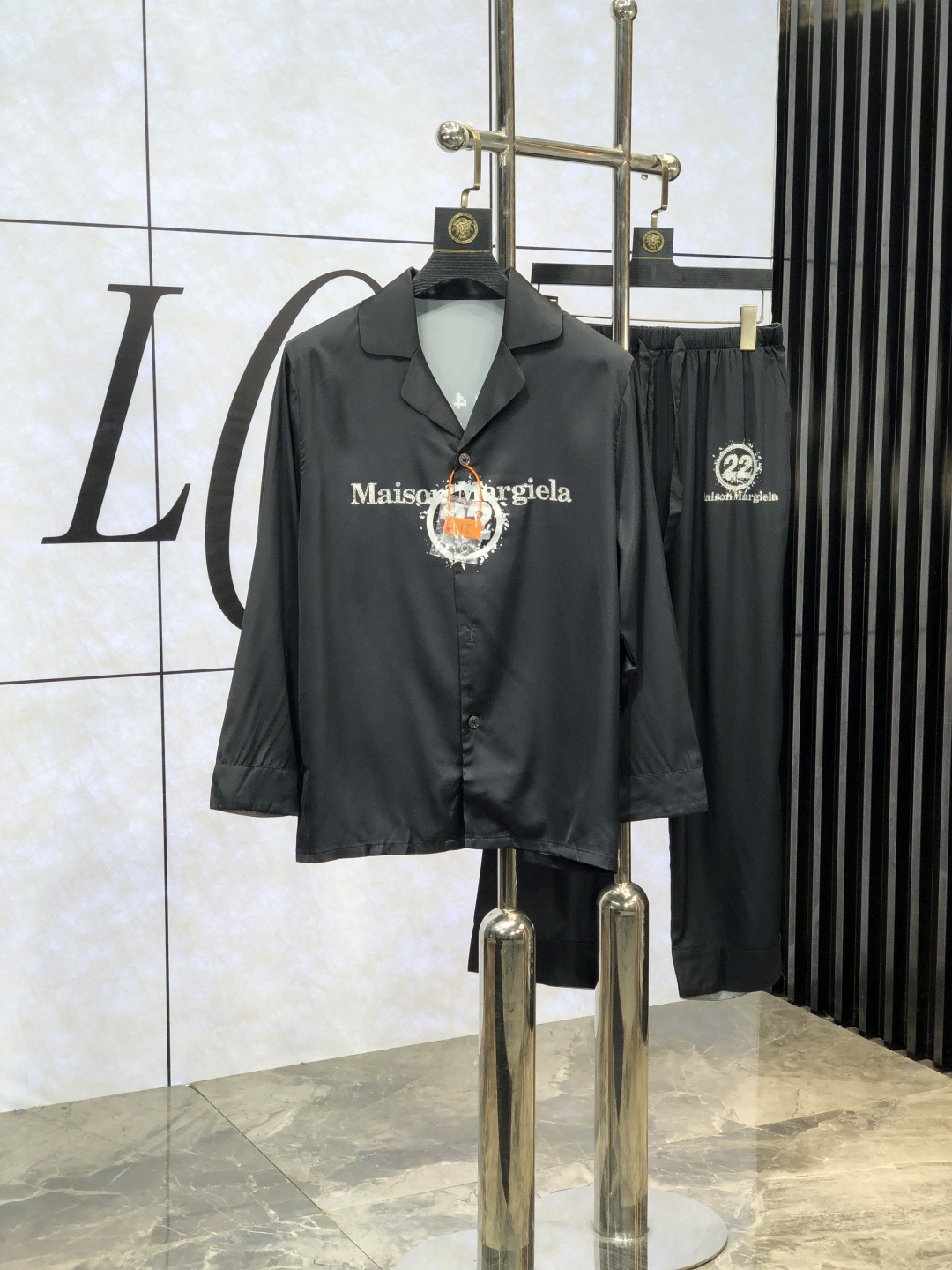 NO:130136,.Majila. New style of battle gown pajamas. Heavy and luxurious top-notch products. High-end series pajamas set. It is made of imported ice silk material. Elegant and gorgeous. It has a tone and is very comfortable to wear. The upper body effect is very handsome. This style is mature and has a sense of youth and fashion. It has a great age span. It is very rigorous and exquisite. First-line OEM requirements!  You can buy it with confidence. Please report your height and weight by placing an order. M-xxxL.m wears 175/130 catties.,masion margiela,alexander wang19860909.马吉拉.新款战袍睡衣.重磅级奢华尖货 高阶系列睡衣套装　 采用进口冰丝材质面料.高雅华丽 有腔调穿着非常舒适上身效果非常帅气　此款成熟又不乏年轻时尚之感 年龄跨度可穿性大　都非常严谨考究 一线代工要求！可以放心入手哦.5下单请报身高体重.M-xxxL.m穿175/130斤.,,masion margiela,alexander wang,Men's clothing