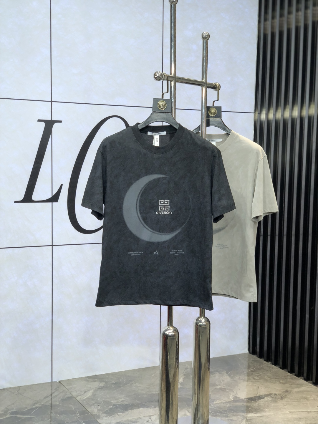 NO:454346,.Givenchy. Top products 2025 spring and summer new first-time counter latest short-sleeved round-neck T-shirt, high-end customization, avant-garde and fashionable design!  Brand logo heavy craftsmanship design, high-end customized original European cotton fabric, soft feel, comfortable to wear, b counter-level exquisite car line, fine workmanship, invincible and handsome upper body effect!  G-shaped men's essential items!  Code number M-4xL.m wear 175/130, given ,T-shirt,tees,t-shirt,alexander wang19860909.纪梵希.顶级货品2025春夏新款首发专柜最新款短袖圆领T恤 高端订制 设计前卫时尚！品牌logo重工艺设计 高端定制原版欧棉面料.手感柔软.穿着舒适.b专柜级别精致车线.做工精细.上身效果无敌帅气！g型男必备单品！码数M-4xL.m穿175/130,,givenchy,T-shirt,tees，t-shirt,alexander wang,Men's clothing