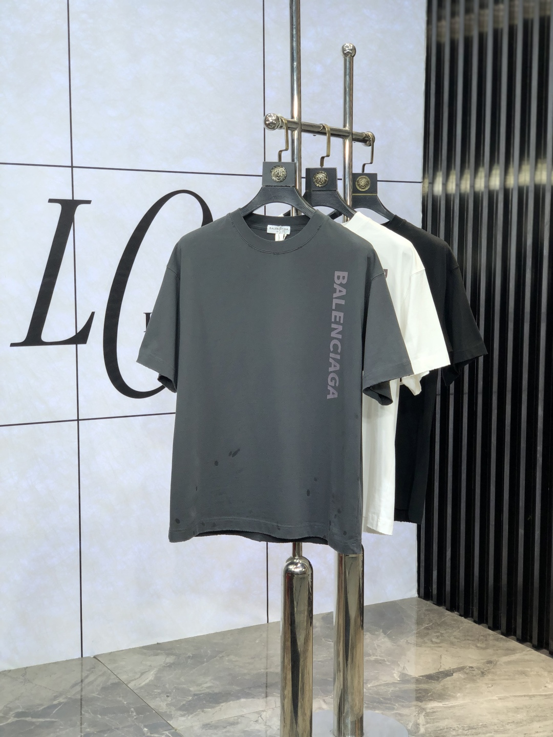 NO:454350,.Balenicaga. Top products 2025 spring and summer new first-time counter latest short-sleeved round-neck T-shirt, high-end customization, avant-garde and fashionable design!  Brand logo heavy craftsmanship design, high-end customized original European cotton fabric, soft feel, comfortable to wear, b counter-level exquisite car line, fine workmanship, invincible and handsome upper body effect!  G-stylish men's essential items!  Count M-4xL.m wear 175/130, balenciaga, T-shirt,tees, t-shirt,alexander wang19860909.巴黎世家.顶级货品2025春夏新款首发专柜最新款短袖圆领T恤 高端订制 设计前卫时尚！品牌logo重工艺设计 高端定制原版欧棉面料.手感柔软.穿着舒适.b专柜级别精致车线.做工精细.上身效果无敌帅气！g型男必备单品！码数M-4xL.m穿175/130,,balenciaga,T-shirt,tees，t-shirt,alexander wang,Men's clothing