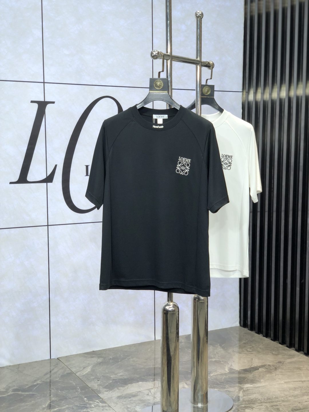 NO:454310,.Luo Yiwei. Top products 2025 spring and summer new first-time counter latest short-sleeved round-neck T-shirt, high-end customization, avant-garde and fashionable design!  Brand logo heavy craftsmanship design, high-end customized original European cotton fabric, soft feel, comfortable to wear, b counter-level exquisite car line, fine workmanship, invincible and handsome upper body effect!  G-shaped men's essential items!  Count M-4xL.m wear 175/130, loewe, T-shirt,tees, t-shirt,alexander wang19860909.罗意威.顶级货品2025春夏新款首发专柜最新款短袖圆领T恤 高端订制 设计前卫时尚！品牌logo重工艺设计 高端定制原版欧棉面料.手感柔软.穿着舒适.b专柜级别精致车线.做工精细.上身效果无敌帅气！g型男必备单品！码数M-4xL.m穿175/130,,loewe,T-shirt,tees，t-shirt,alexander wang,Men's clothing