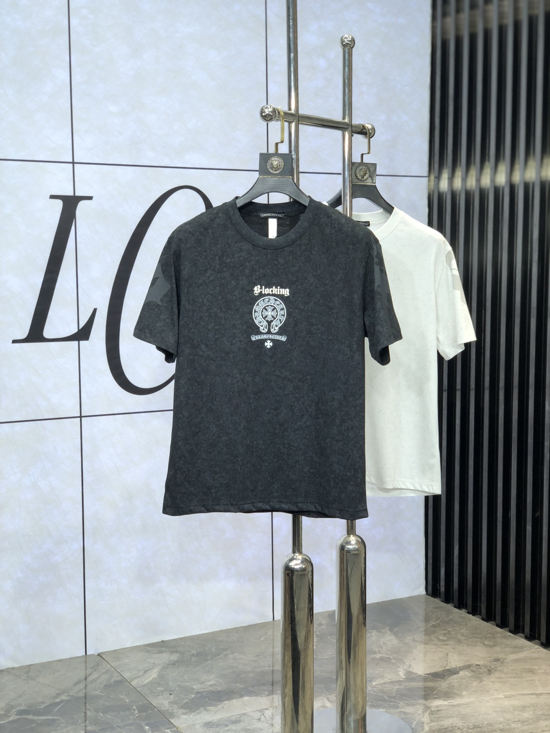 NO:454322,.Croxin. Top products 2025 spring and summer new first-time counter latest short-sleeved round-neck T-shirt, high-end customization, avant-garde and fashionable design!  Brand logo heavy craftsmanship design, high-end customized original European cotton fabric, soft feel, comfortable to wear, b counter-level exquisite car line, fine workmanship, invincible and handsome upper body effect!  G-shaped men's essential items!  Count M-4xL.m wear 175/130, chrome hearts, T-shirt,tees, t-shirt,alexander wang19860909.克罗心.顶级货品2025春夏新款首发专柜最新款短袖圆领T恤 高端订制 设计前卫时尚！品牌logo重工艺设计 高端定制原版欧棉面料.手感柔软.穿着舒适.b专柜级别精致车线.做工精细.上身效果无敌帅气！g型男必备单品！码数M-4xL.m穿175/130,,chrome hearts,T-shirt,tees，t-shirt,alexander wang,Men's clothing