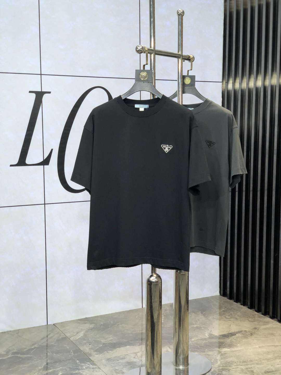 NO:454327,.Prada. Top products 2025 spring and summer new first-time counter latest short-sleeved round-neck T-shirt, high-end customization, avant-garde and fashionable design!  Brand logo heavy craftsmanship design, high-end customized original European cotton fabric, soft feel, comfortable to wear, b counter-level exquisite car line, fine workmanship, invincible and handsome upper body effect!  G-stylish men's essential items!  Code number M-4xL.m wear 175/130, prada, T-shirt,tees, t-shirt,alexander wang19860909.普拉达.顶级货品2025春夏新款首发专柜最新款短袖圆领T恤 高端订制 设计前卫时尚！品牌logo重工艺设计 高端定制原版欧棉面料.手感柔软.穿着舒适.b专柜级别精致车线.做工精细.上身效果无敌帅气！g型男必备单品！码数M-4xL.m穿175/130,,prada,T-shirt,tees，t-shirt,alexander wang,Men's clothing