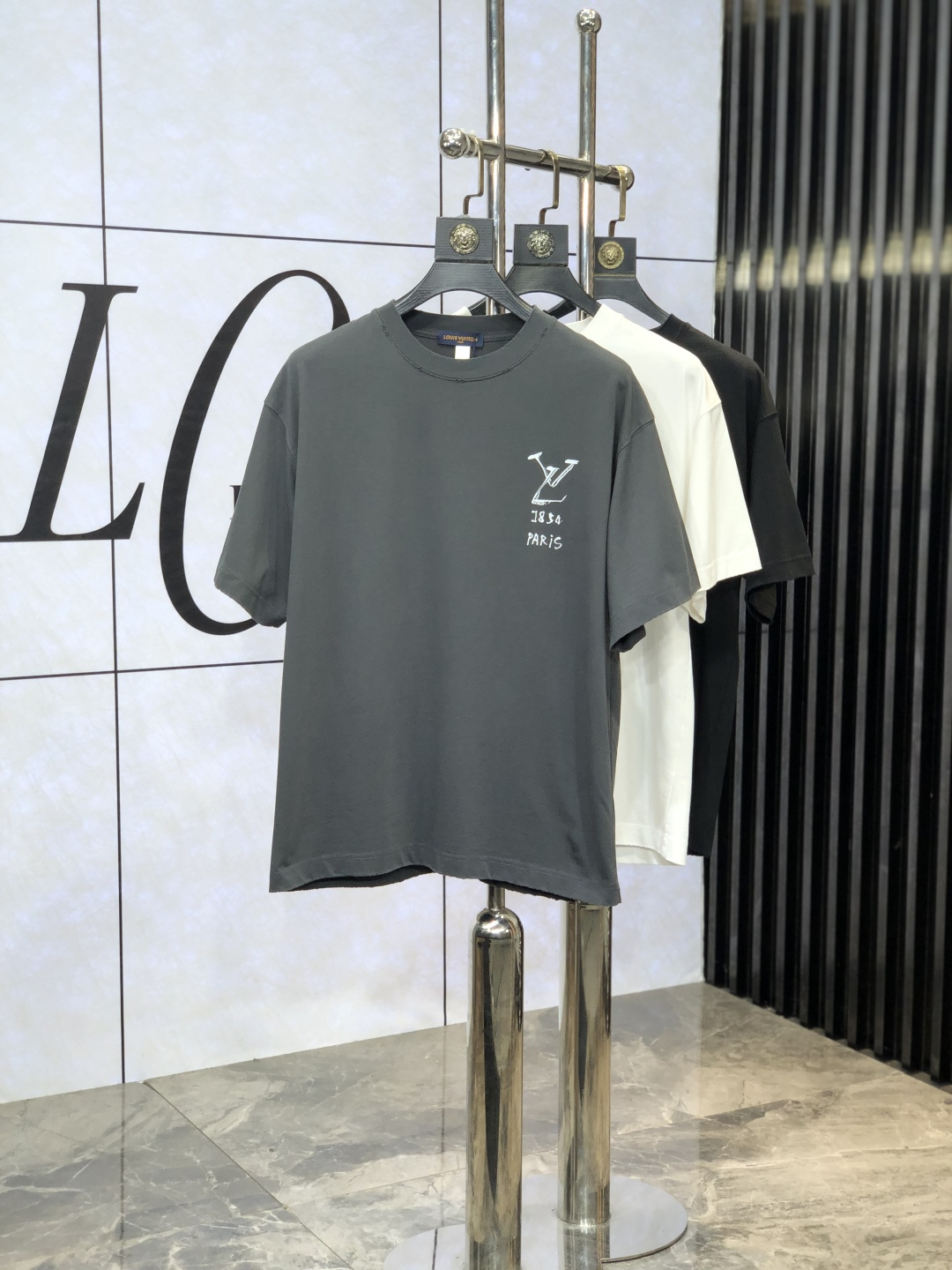 NO:454337,.Lv. Top products 2025 spring and summer new style first-time counter latest short-sleeved round-neck T-shirt, high-end customization, avant-garde and fashionable design!  Brand logo heavy craftsmanship design, high-end customized original European cotton fabric, soft feel, comfortable to wear, b counter-level exquisite car line, fine workmanship, invincible and handsome upper body effect!  G-shaped men's essential items!  Count M-4xL.m wear 175/130, louis vuitton, T-shirt,tees, t-shirt,alexander wang19860909.Lv.顶级货品2025春夏新款首发专柜最新款短袖圆领T恤 高端订制 设计前卫时尚！品牌logo重工艺设计 高端定制原版欧棉面料.手感柔软.穿着舒适.b专柜级别精致车线.做工精细.上身效果无敌帅气！g型男必备单品！码数M-4xL.m穿175/130,,louis vuitton,T-shirt,tees，t-shirt,alexander wang,Men's clothing