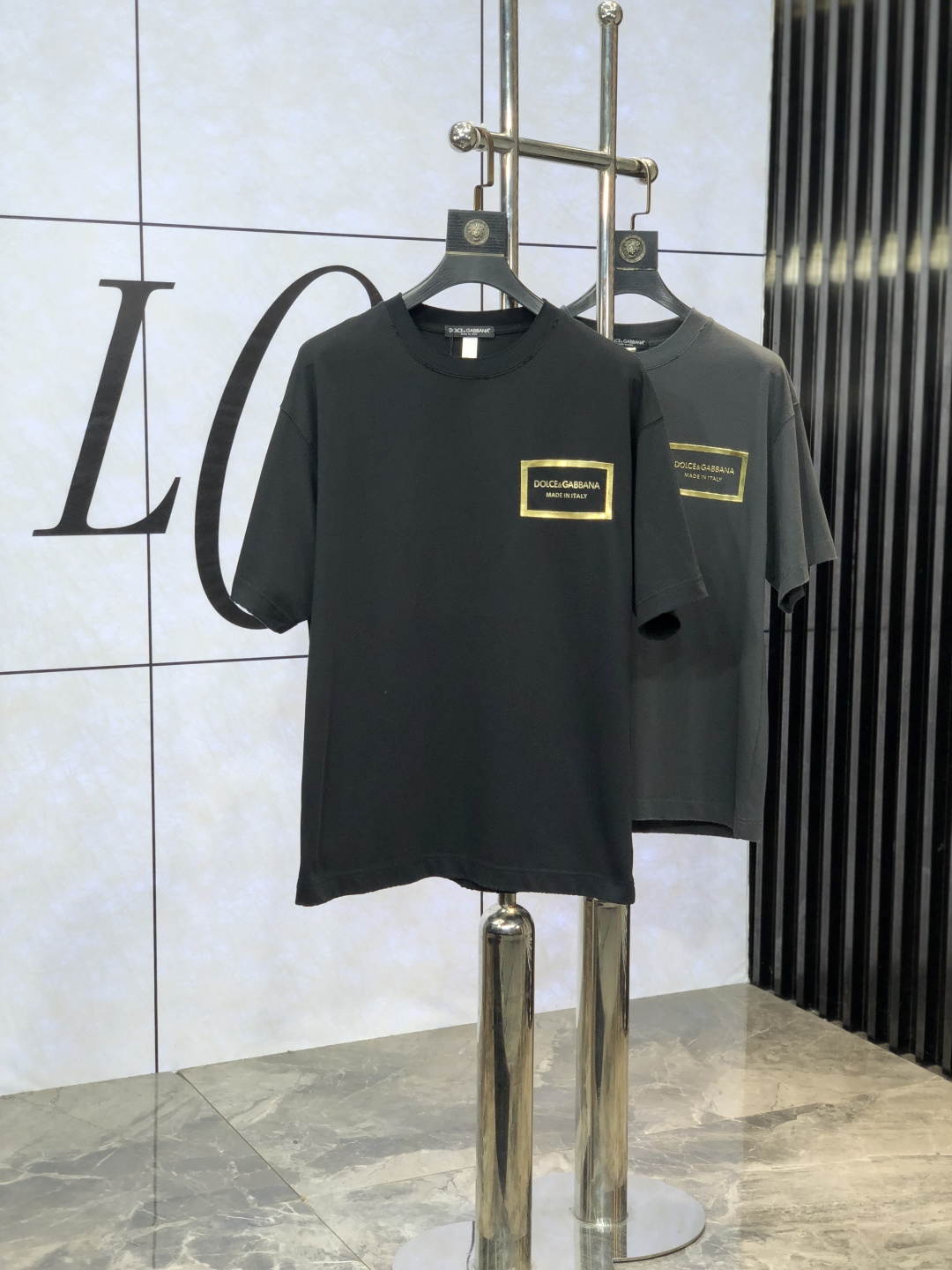 NO:454342,.D&G. Top products 2025 spring and summer new style first launch counter latest short-sleeved round neck T-shirt, high-end customization, avant-garde and fashionable design!  Brand logo heavy craftsmanship design, high-end customized original European cotton fabric, soft feel, comfortable to wear, b counter-level exquisite car line, fine workmanship, invincible and handsome upper body effect!  G-shaped men's essential items!  Code number M-4xL.m wear 175/130, Dolce & Gabbana, T-shirt,tees, t-shirt,alexander wang19860909.D&G.顶级货品2025春夏新款首发专柜最新款短袖圆领T恤 高端订制 设计前卫时尚！品牌logo重工艺设计 高端定制原版欧棉面料.手感柔软.穿着舒适.b专柜级别精致车线.做工精细.上身效果无敌帅气！g型男必备单品！码数M-4xL.m穿175/130,,Dolce&Gabbana,T-shirt,tees，t-shirt,alexander wang,Men's clothing