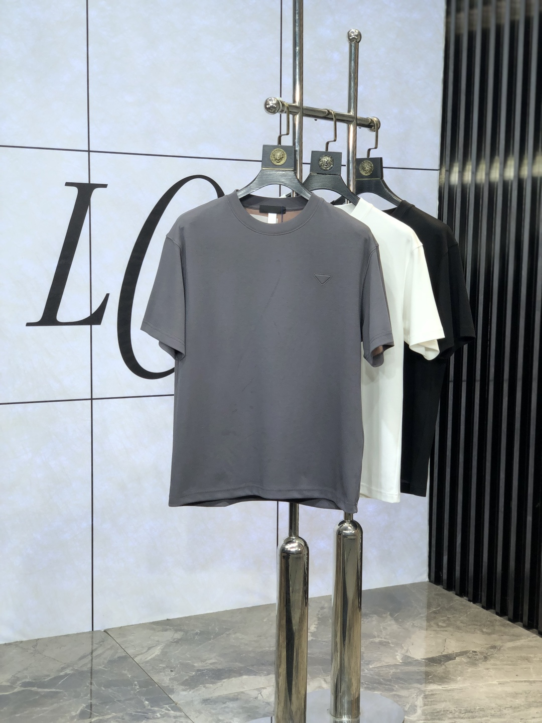 NO:454347,.Prada. Top products 2025 spring and summer new first-time counter latest short-sleeved round-neck T-shirt, high-end customization, avant-garde and fashionable design!  Brand logo heavy craftsmanship design, high-end customized original European cotton fabric, soft feel, comfortable to wear, b counter-level exquisite car line, fine workmanship, invincible and handsome upper body effect!  G-shaped men's essential items!  Code number M-4xL.m wear 175/130, prada, T-shirt,tees, t-shirt,alexander wang19860909.普拉达.顶级货品2025春夏新款首发专柜最新款短袖圆领T恤 高端订制 设计前卫时尚！品牌logo重工艺设计 高端定制原版欧棉面料.手感柔软.穿着舒适.b专柜级别精致车线.做工精细.上身效果无敌帅气！g型男必备单品！码数M-4xL.m穿175/130,,prada,T-shirt,tees，t-shirt,alexander wang,Men's clothing