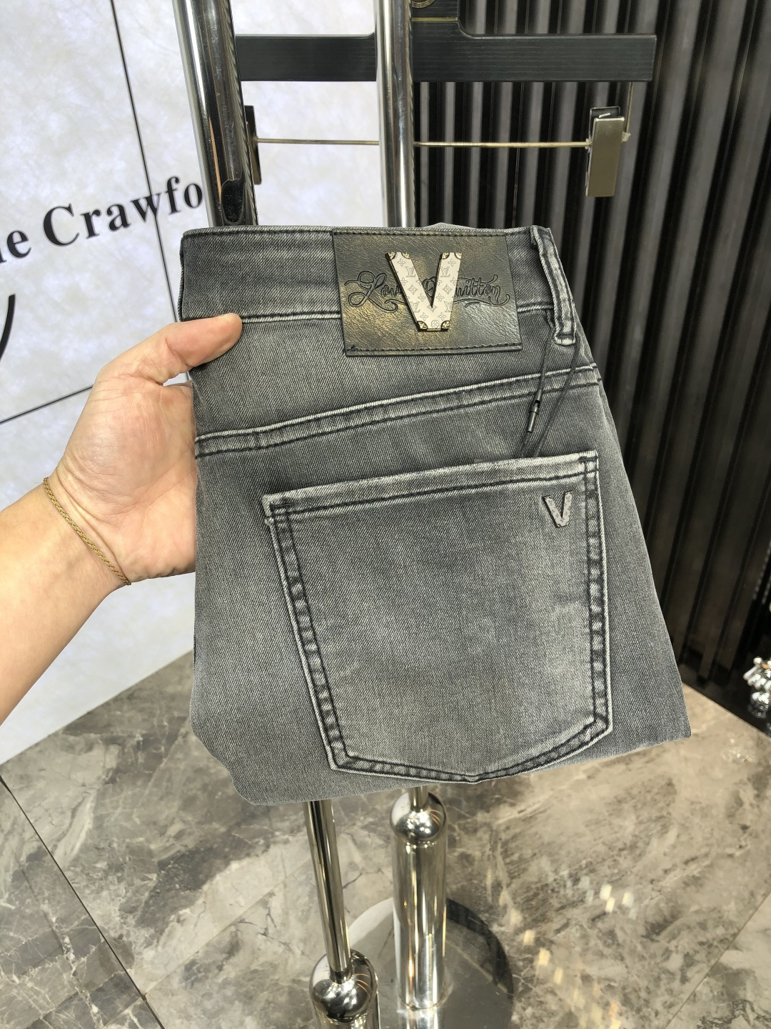 NO:127487,.Lv.High-end customization 25 spring and summer new style original single jeans are released simultaneously on the counter. Original customized reproduction. Customer-supplied hardware and accessories. Original single quality. Imported denim fabric heavy-working washing. Fine workmanship and wiring. 6 Excellent upper body!  Preferred single product SIZE:29-38.,,louis vuitton,jeans,alexander wang19860909.Lv.高级定制 25春夏新款原单牛仔裤 柜台同步发售 原版定制复刻 客供五金辅料 原单品质 进口牛仔面料重工洗水 做工走线精细 6上身绝佳！优选单品 SIZE:29-38.,,louis vuitton,jeans,alexander wang,Men's clothing