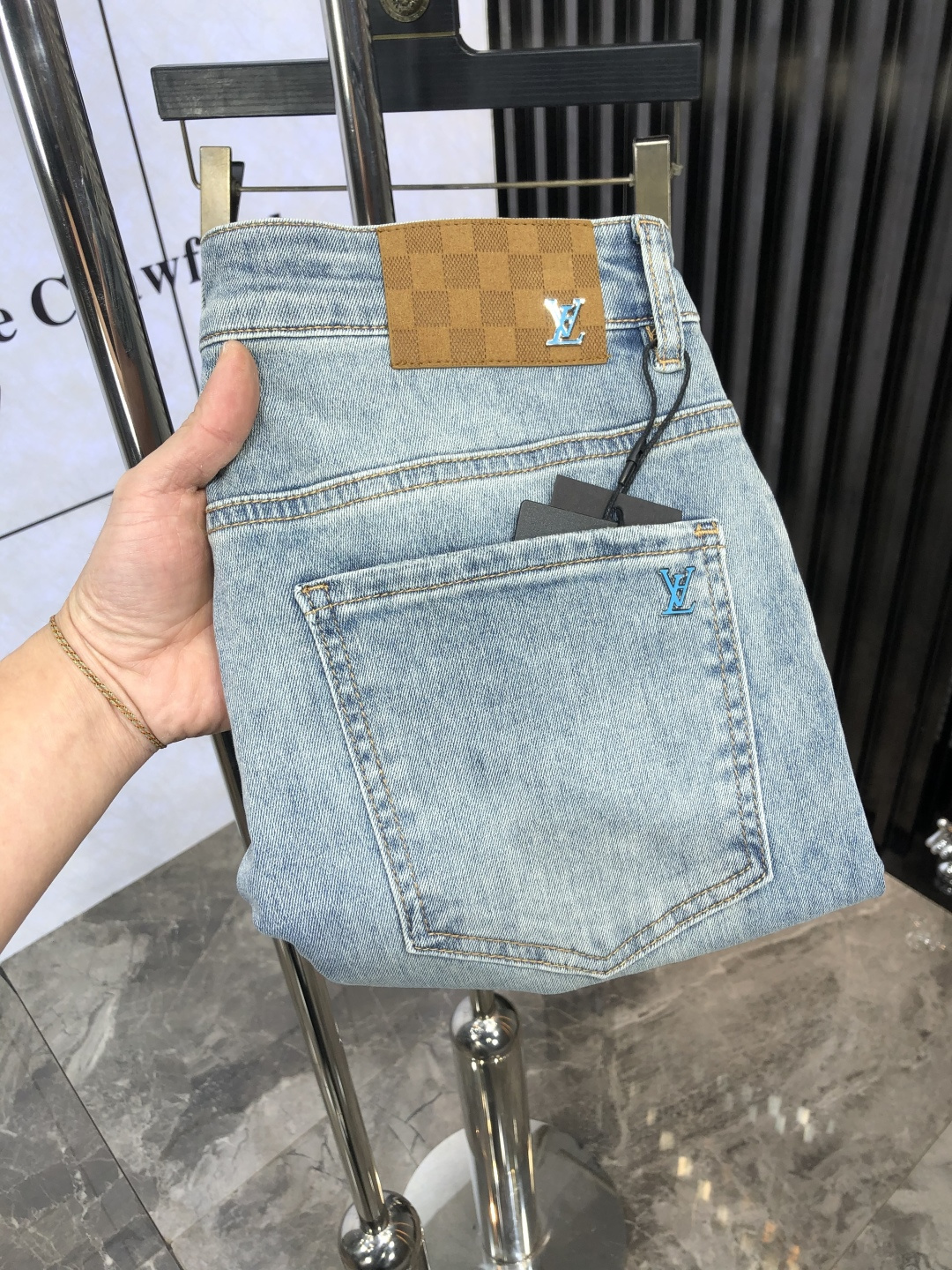 NO:127489,.LV.High-end customization 25 spring and summer new original single jeans are released simultaneously on the counter. Original customized reproduction. Customer-supplied hardware and accessories. Original single quality. Imported denim fabric heavy-working washing. Fine workmanship and wiring. 6 Excellent upper body!  Preferred single product SIZE:29-38.,,louis vuitton,jeans,alexander wang19860909.LV.高级定制 25春夏新款原单牛仔裤 柜台同步发售 原版定制复刻 客供五金辅料 原单品质 进口牛仔面料重工洗水 做工走线精细 6上身绝佳！优选单品 SIZE:29-38.,,louis vuitton,jeans,alexander wang,Men's clothing